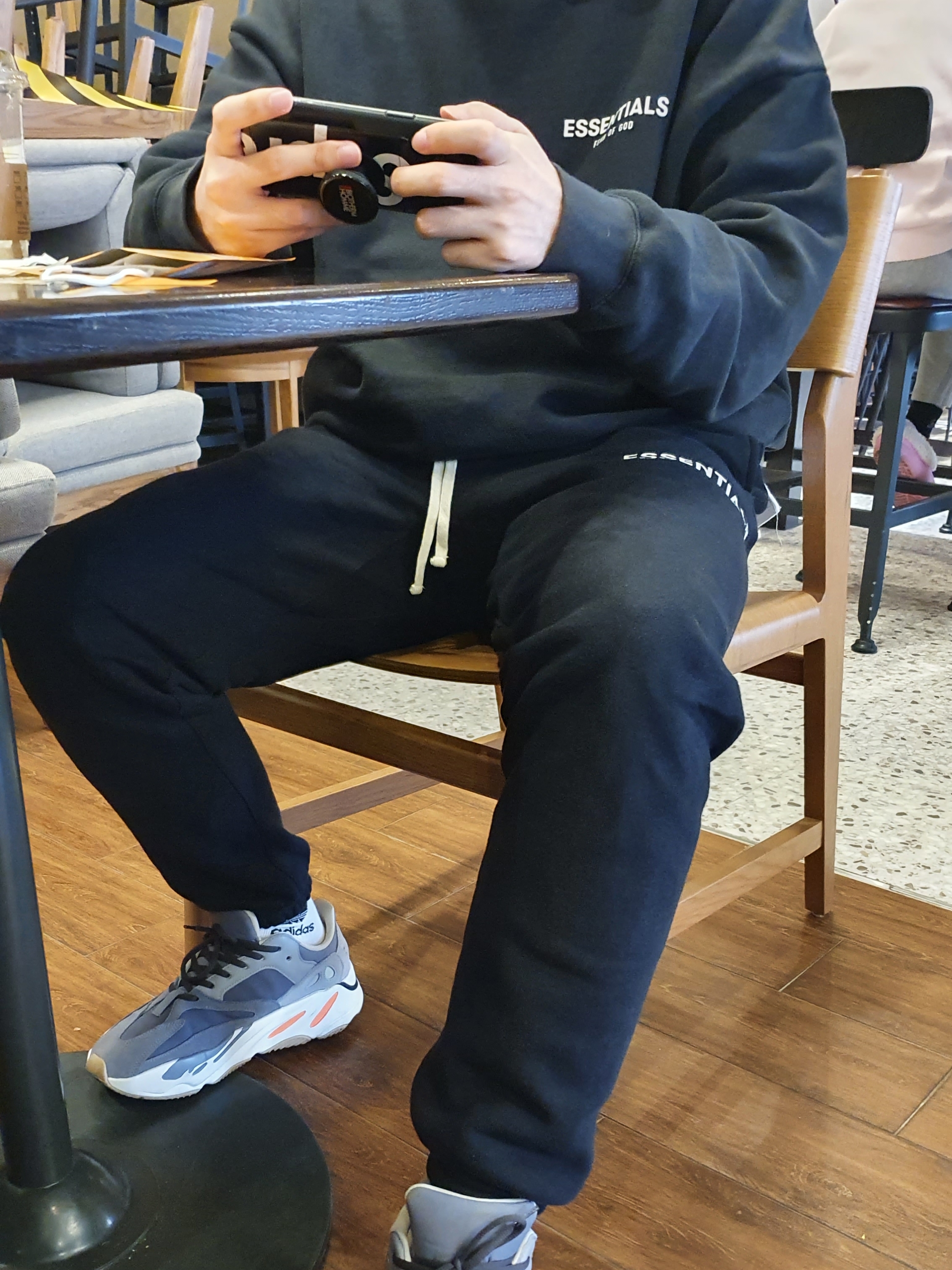 Adidas Yeezy Boost 700 Magnet 착용 스타일