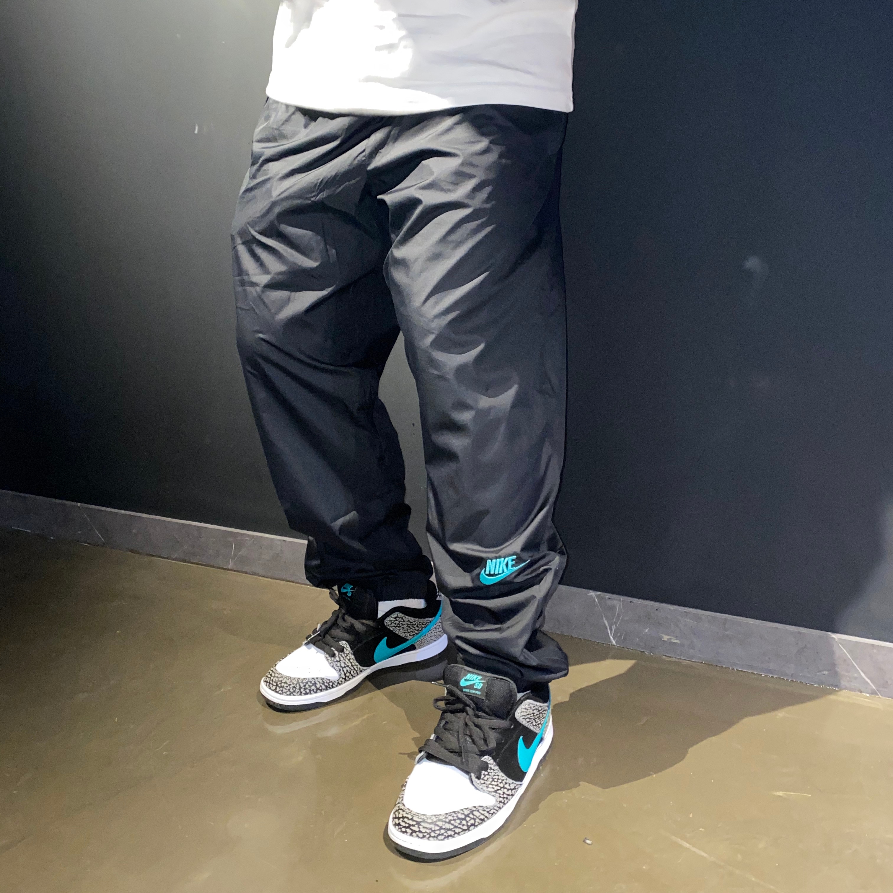 Nike SB Dunk Low Pro Clear Jade, Nike x Atmos NRG Vintage PTHWK Track Pants Black 착용 스타일