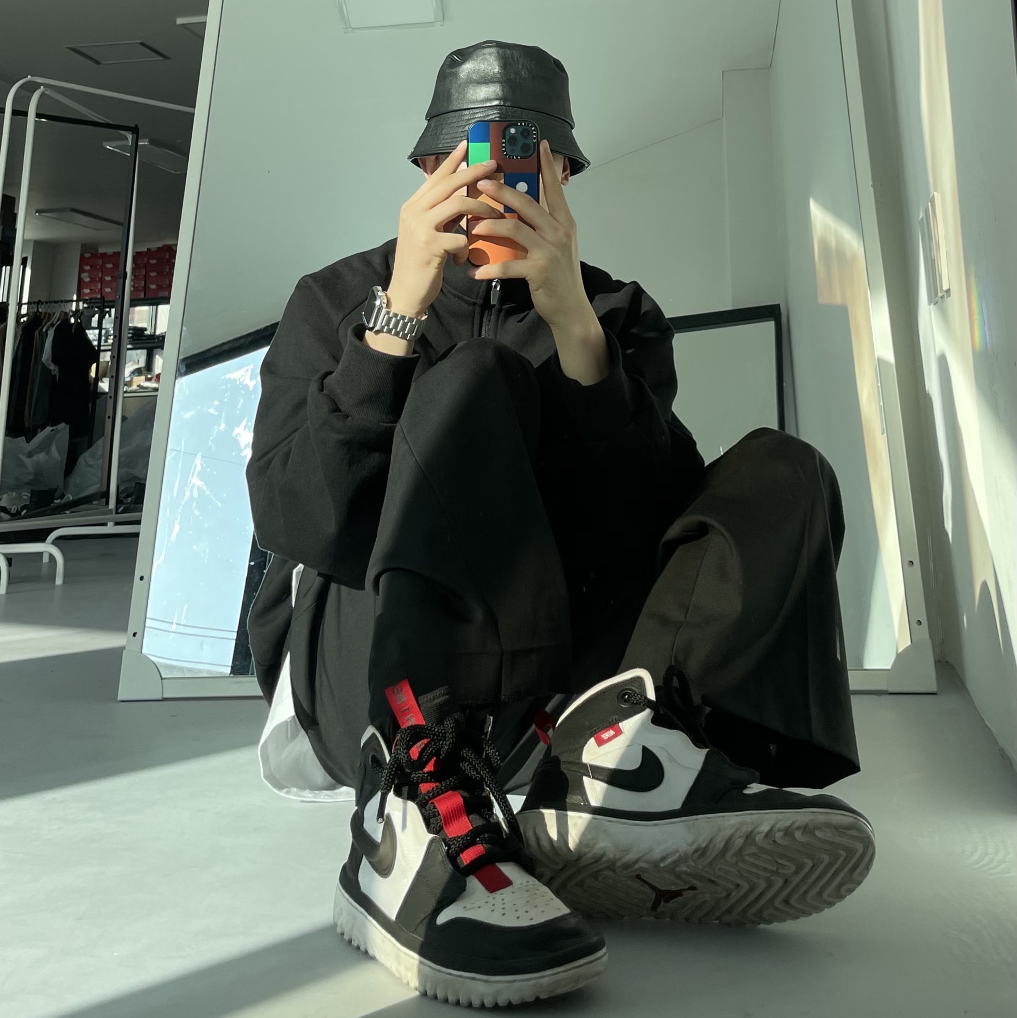Jordan 1 High React Black White Gym Red 착용 스타일