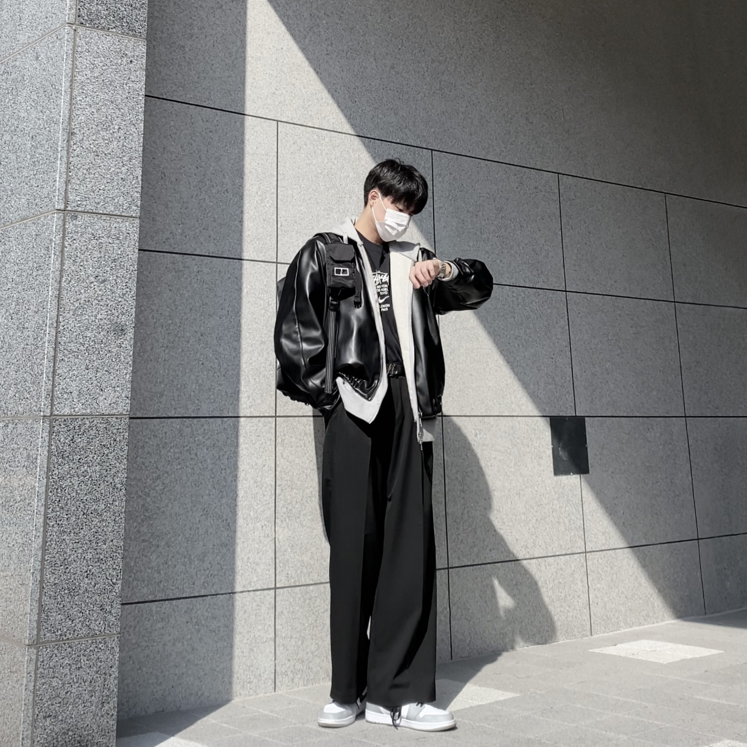 Jordan 1 Mid Light Smoke Grey, Nike x Stussy WT T-Shirt Black - Asia 착용 스타일