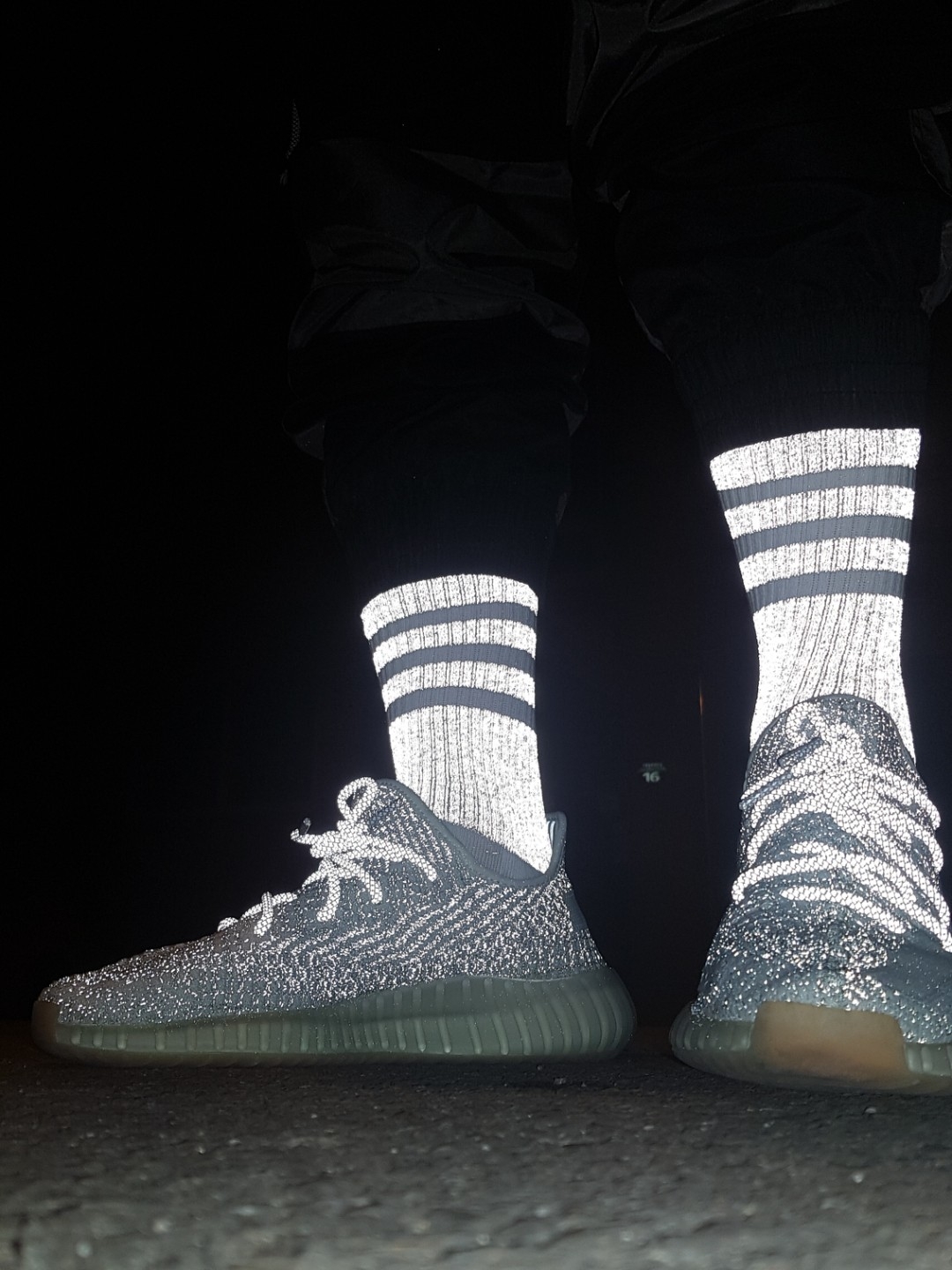 Adidas Yeezy Boost 350 V2 Yeshaya - Reflective 착용 스타일 - 3