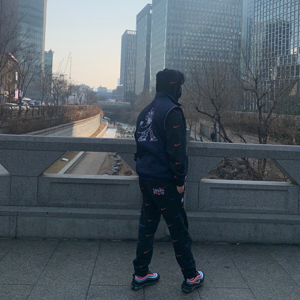 Nike Air Max 97 Neon Seoul, Nike x Kith New York Knicks AOP Hoodie Black 착용 스타일