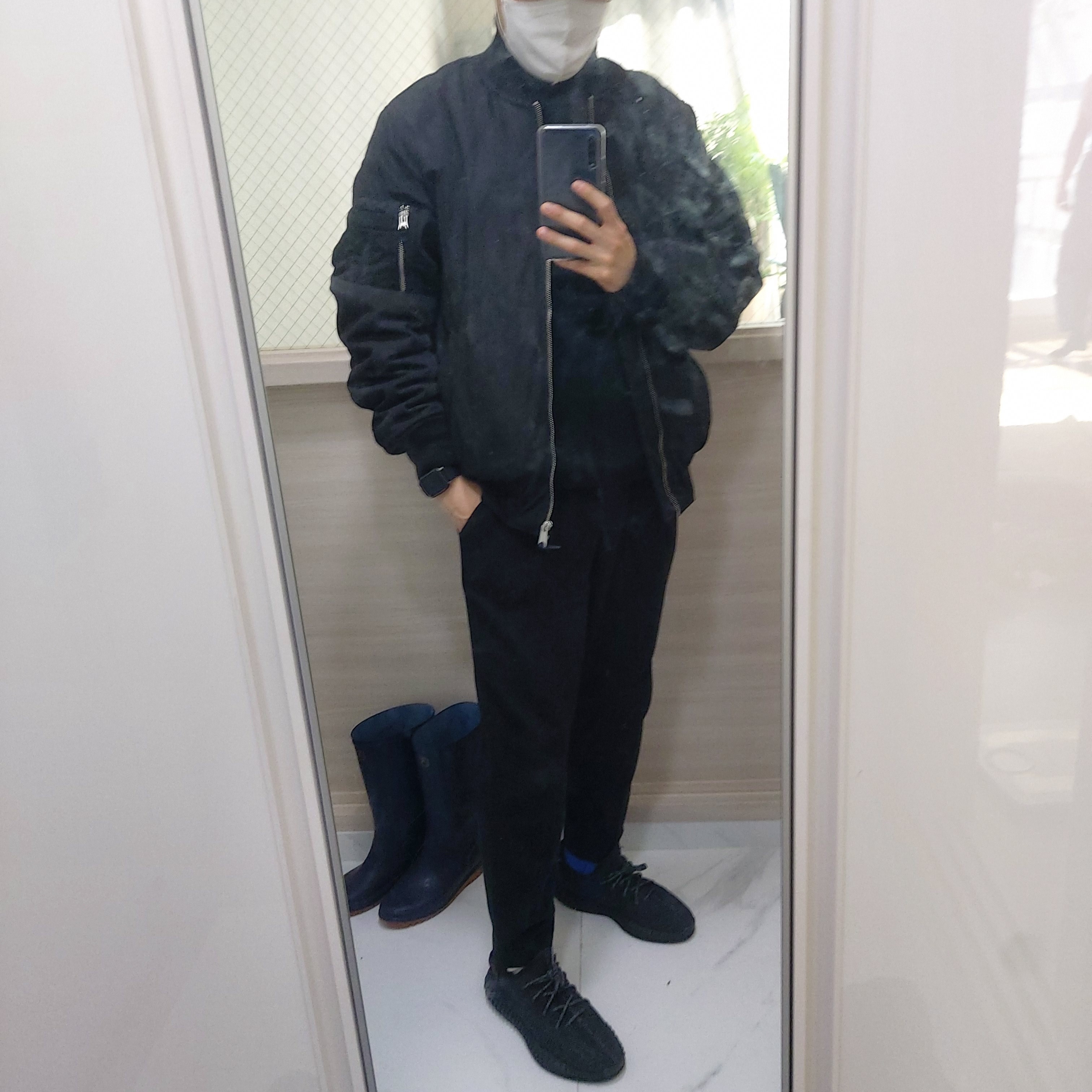 Adidas Yeezy Boost 350 V2 Black - Non-Reflective 착용 스타일 - 1