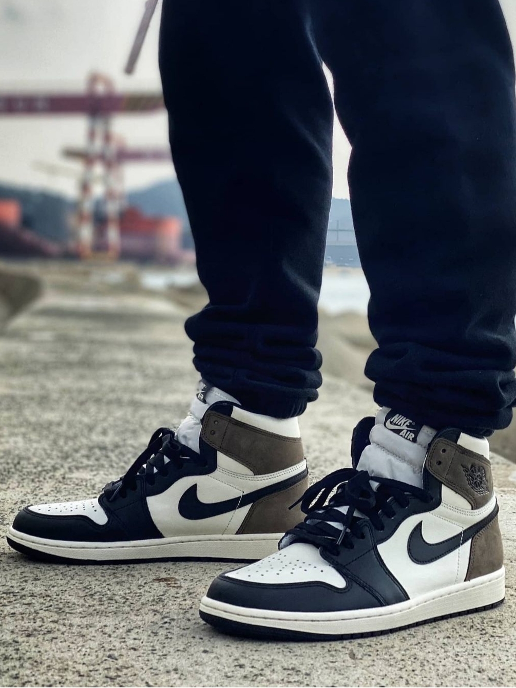 Jordan 1 Retro High OG Black Mocha 착용 스타일 - 2