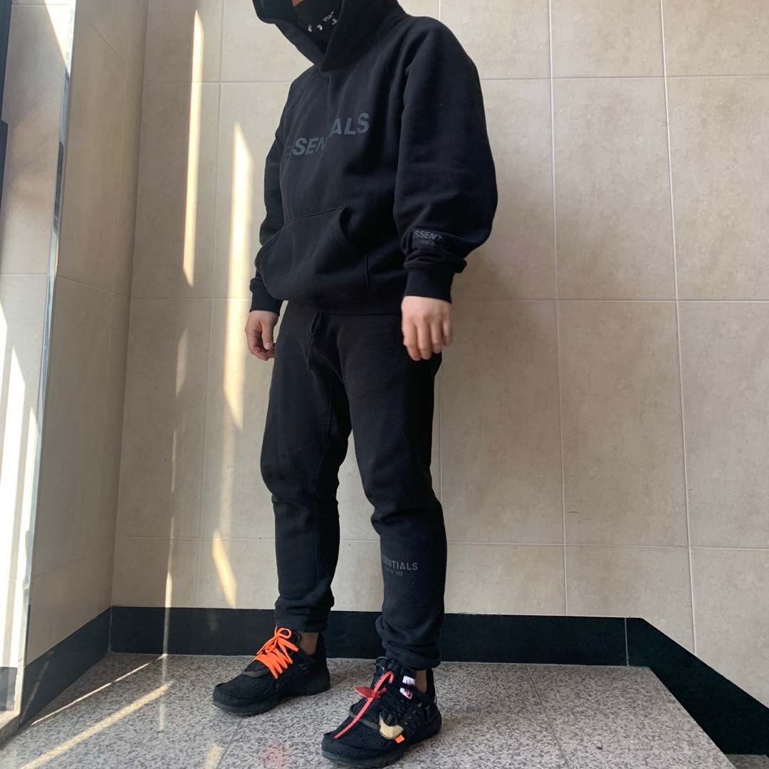 Essentials 3D Silicon Applique Pullover Hoodie Dark Slate/Black 2020, Essentials Track Pants Black - 20FW 착용 스타일
