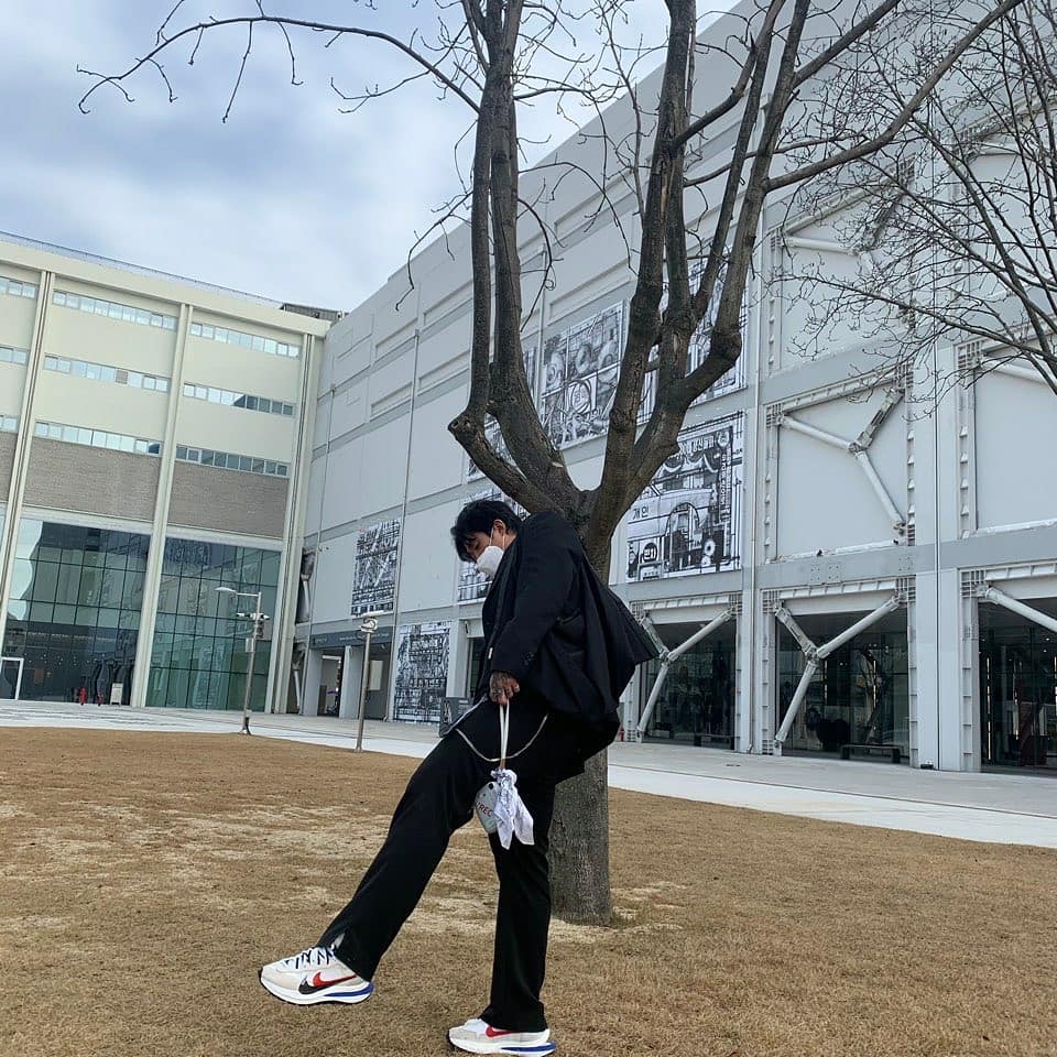 Nike x Sacai VaporWaffle Royal Fuchsia 착용 스타일 - 1