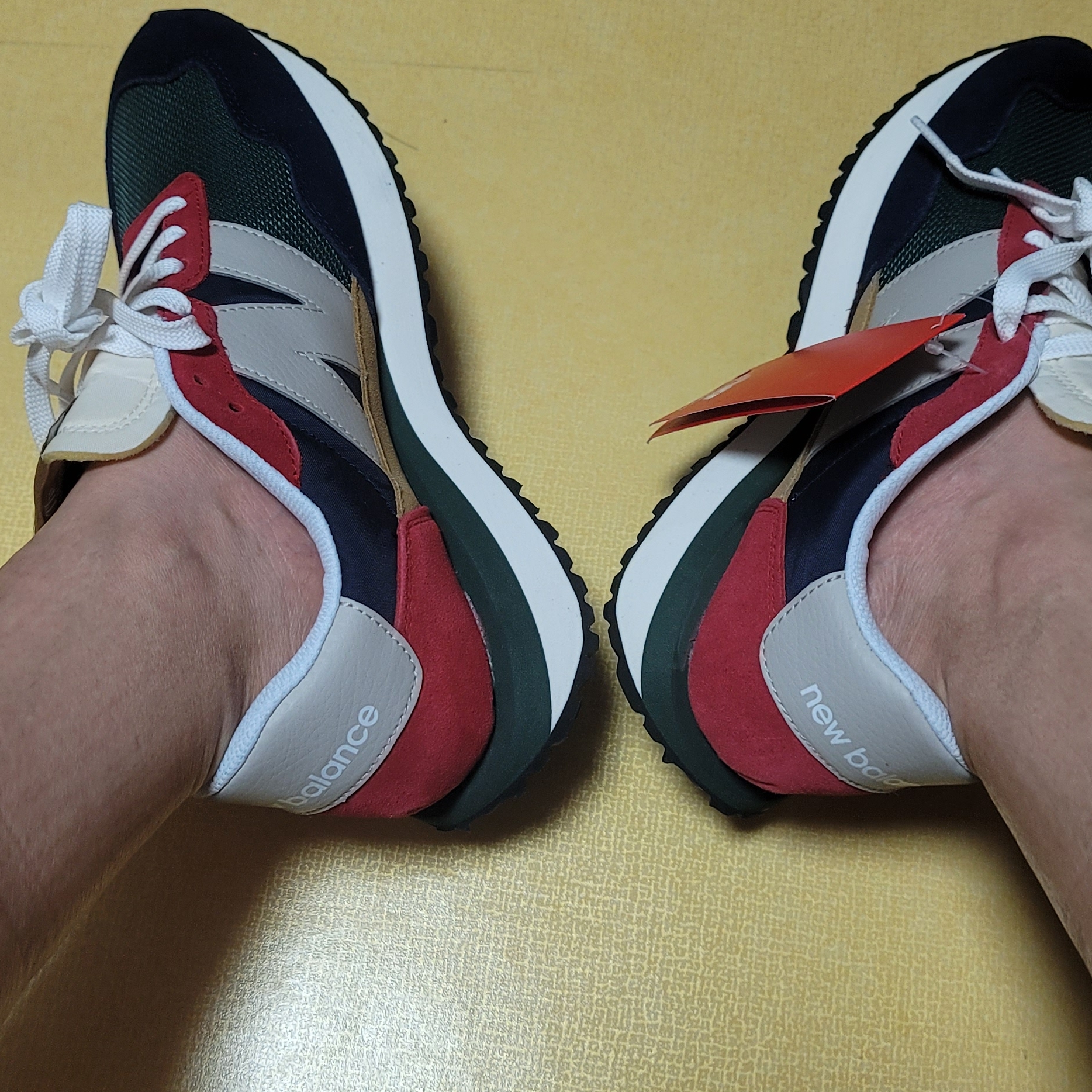 New Balance 237 Team Red 착용 스타일 - 2