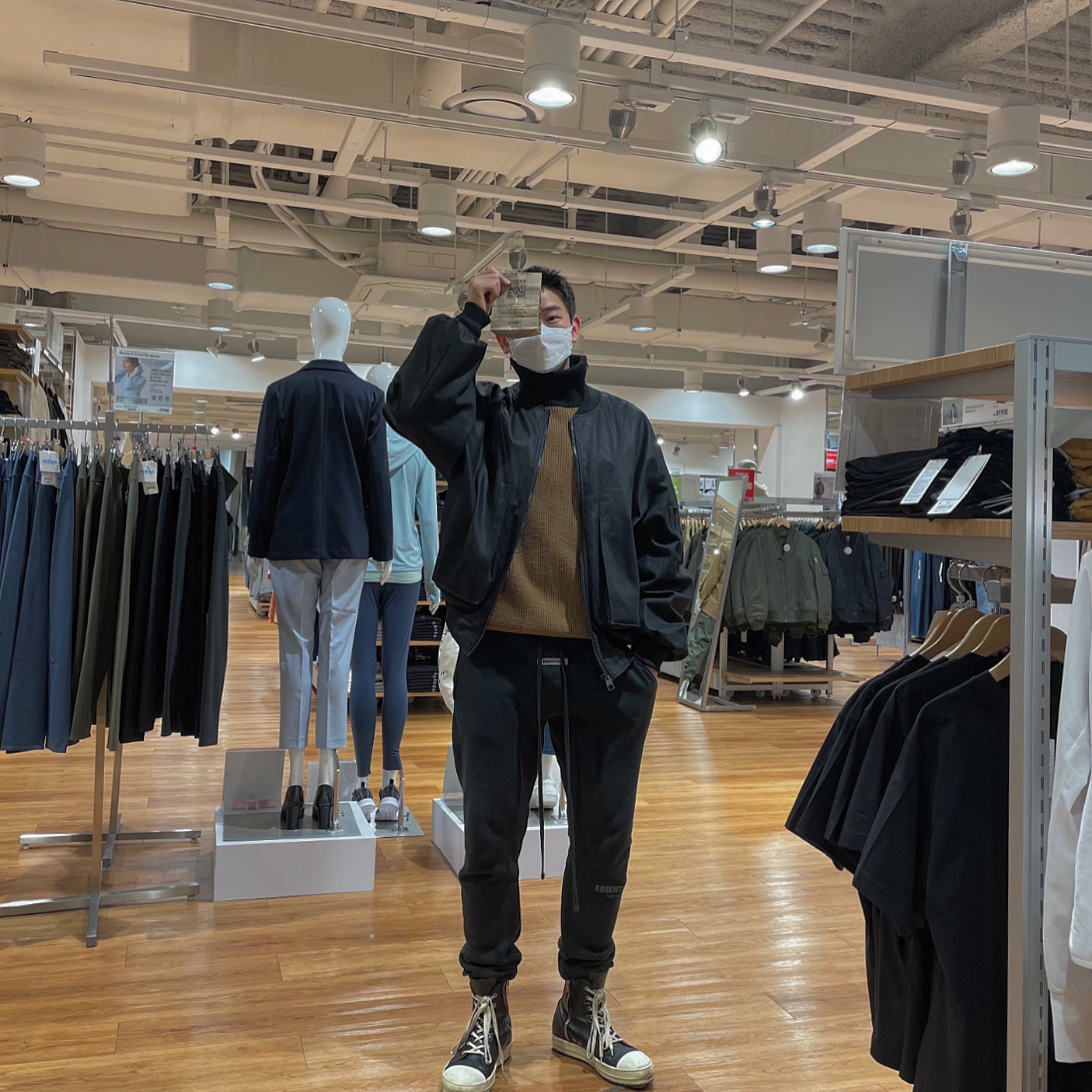 Essentials Sweatpants Dark Slate/Black 2020 착용 스타일