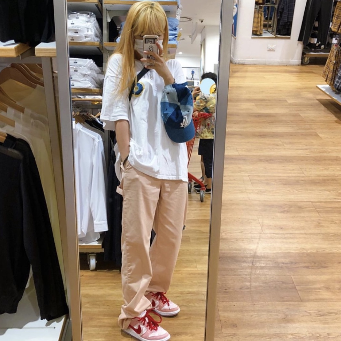 Stussy Cosmos T-Shirt White, Nike x StrangeLove SB Dunk Low Pink (Regular Box) 착용 스타일