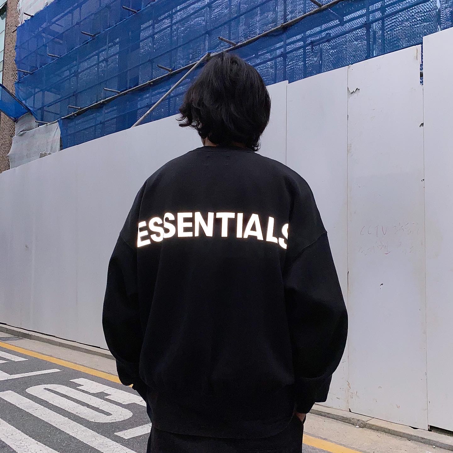 Adidas Yeezy 500 Utility Black 2018/2020, Essentials Sweatpants Dark Slate/Black 2020 착용 스타일 - 2