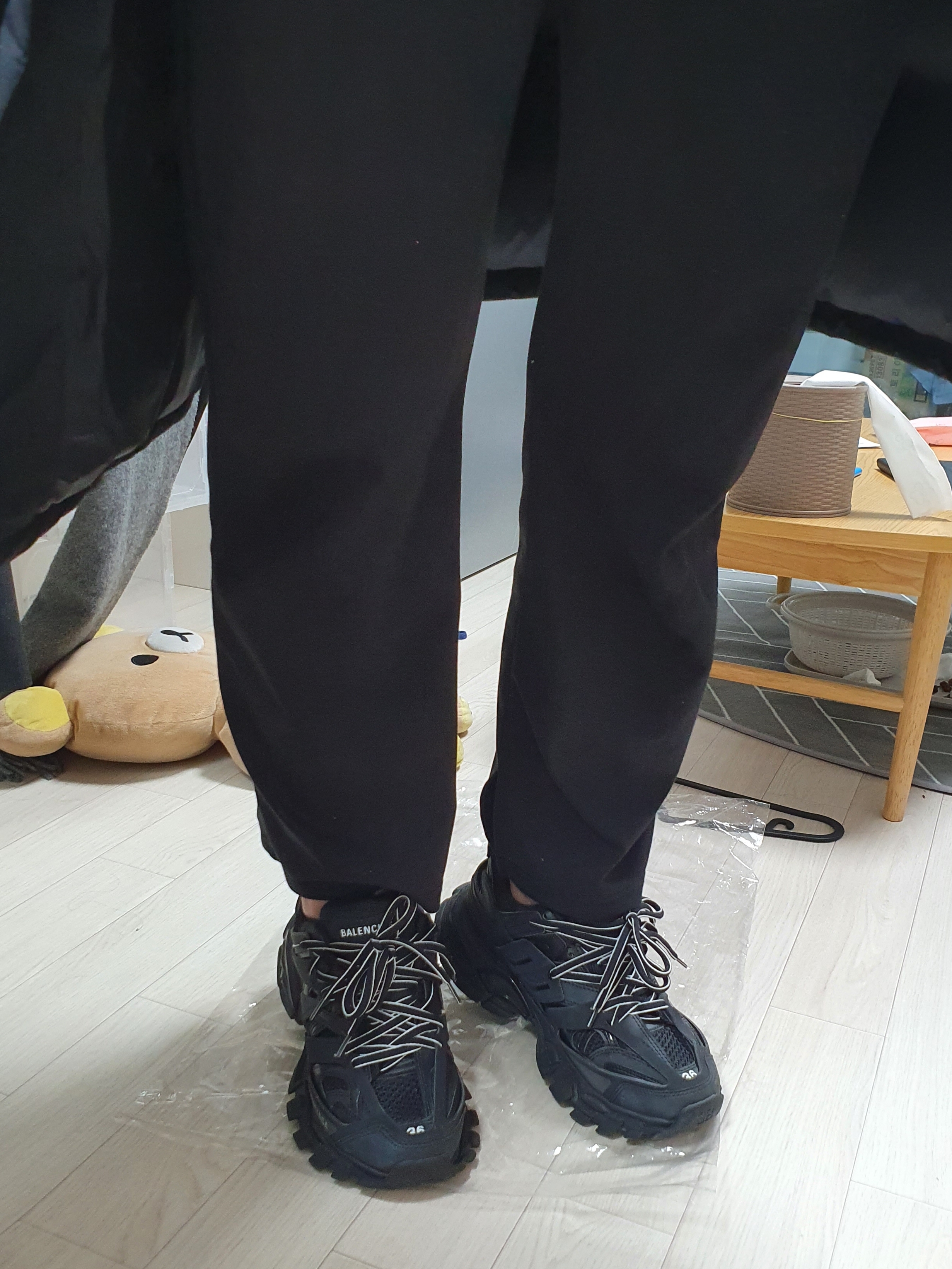Balenciaga Track Sneakers Triple Black 착용 스타일 - 2