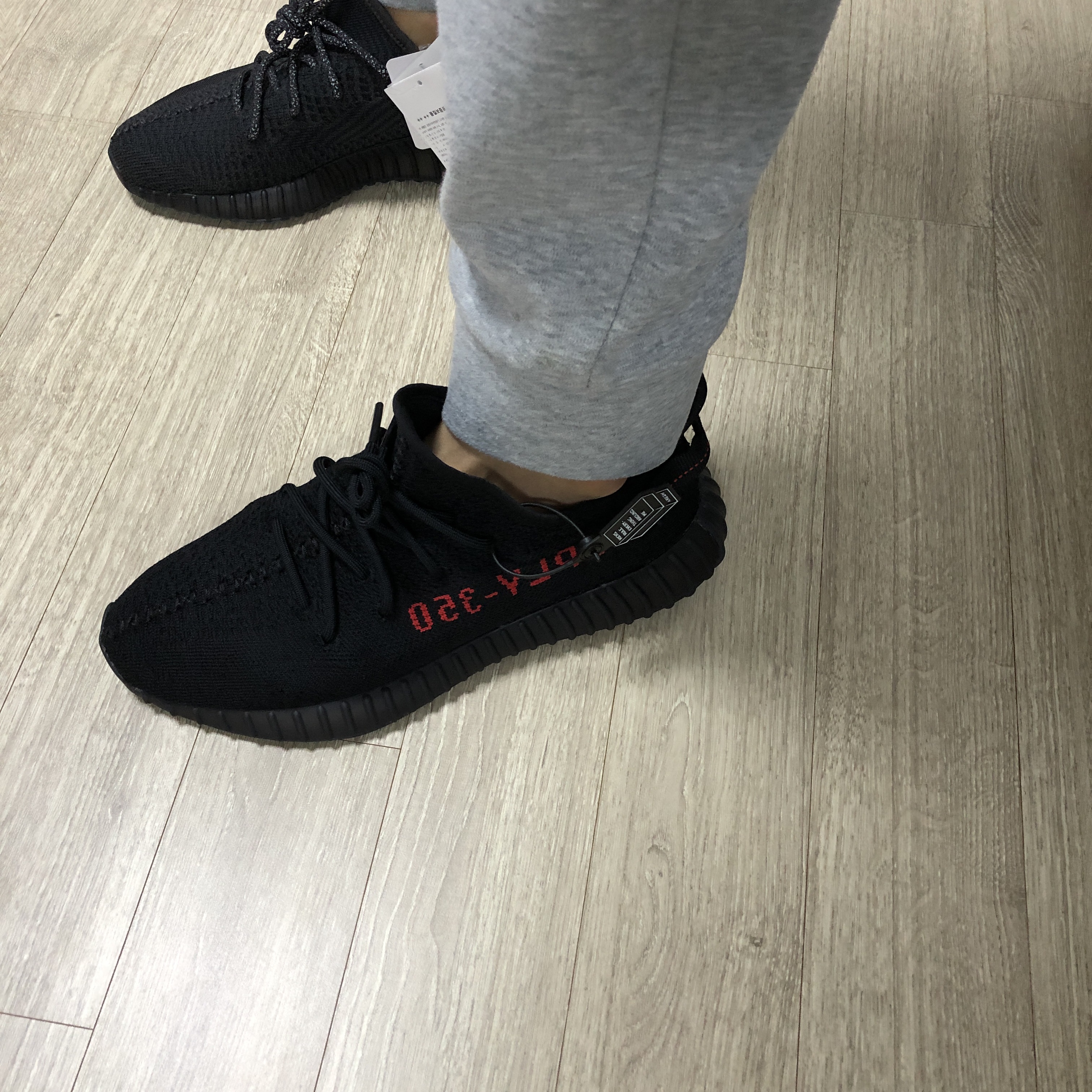Adidas Yeezy Boost 350 V2 Black Red 2020 착용 스타일