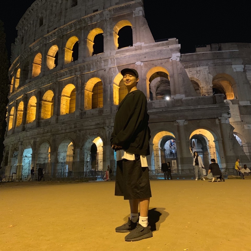 Adidas Yeezy Boost 350 V2 Black - Non-Reflective 착용 스타일