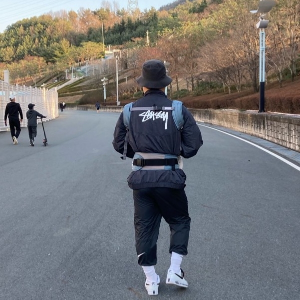 Nike x Stussy Windrunner Jacket Off Noir, Nike x Peaceminusone Air Force 1 Low Para-Noise 2.0 착용 스타일