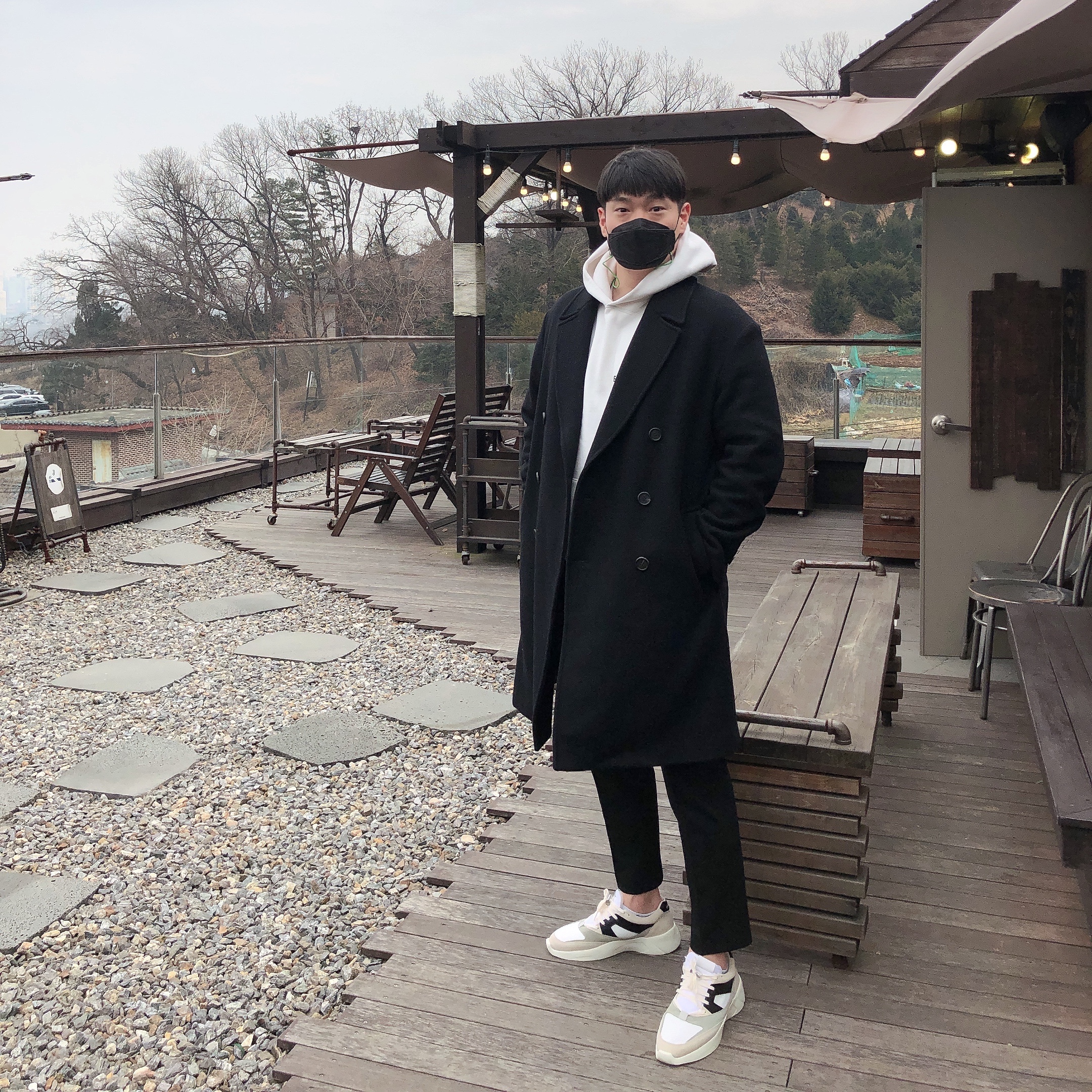 Essentials Distance Sneakers Cream Grey Black 착용 스타일