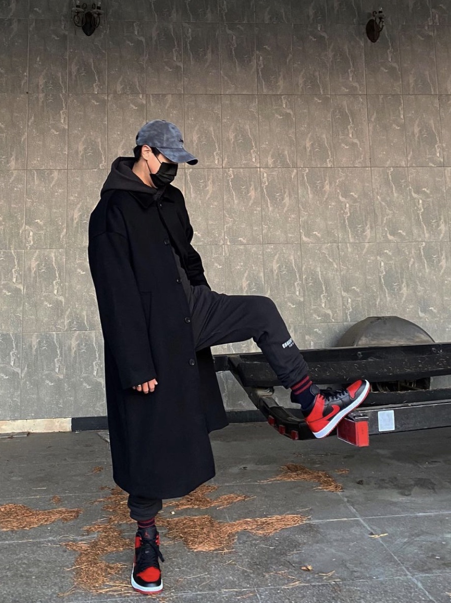Jordan 1 Mid Bred Banned 2020, Essentials Sweatpants Dark Slate/Black 2020 착용 스타일 - 1