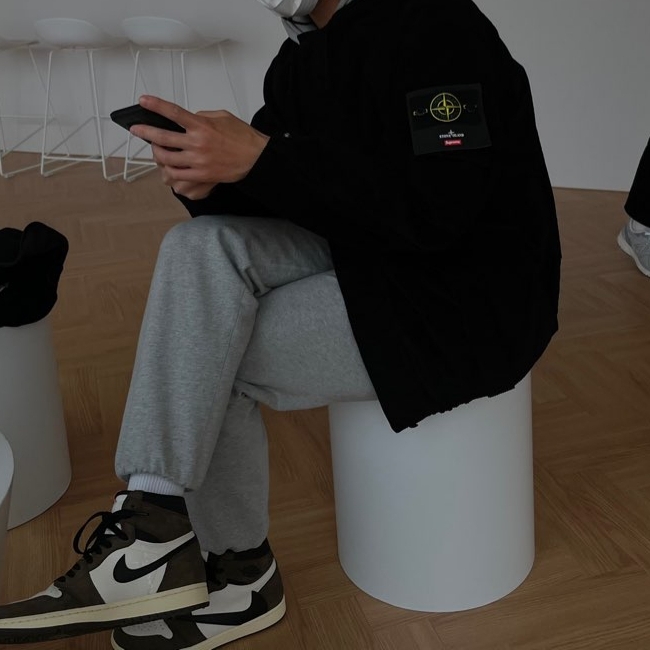 Jordan 1 x Travis Scott Retro High OG SP Mocha, Supreme x Stone Island Corduroy Jacket Black - 20FW 착용 스타일