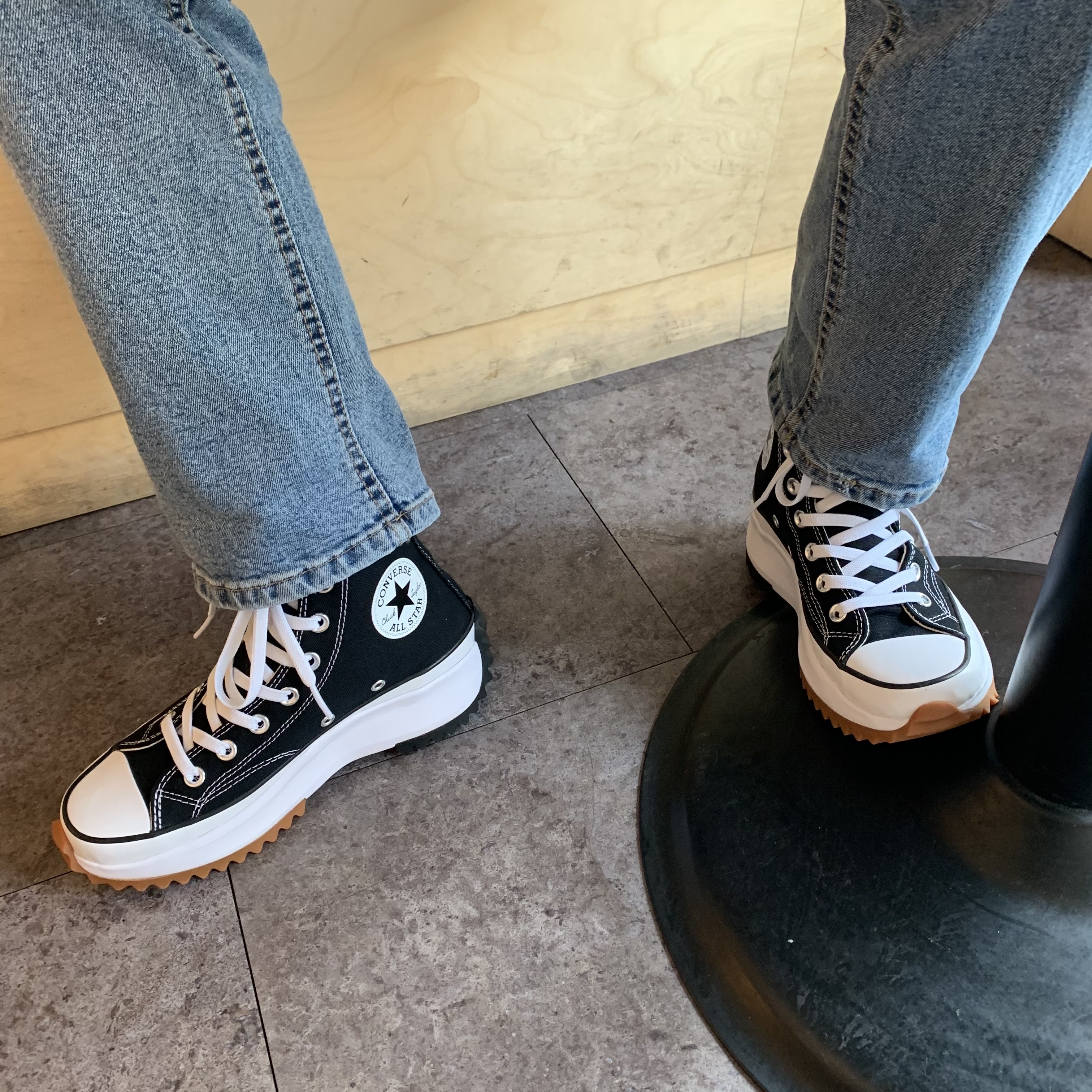 Converse Run Star Hike Hi Black White Gum 착용 스타일 - 2