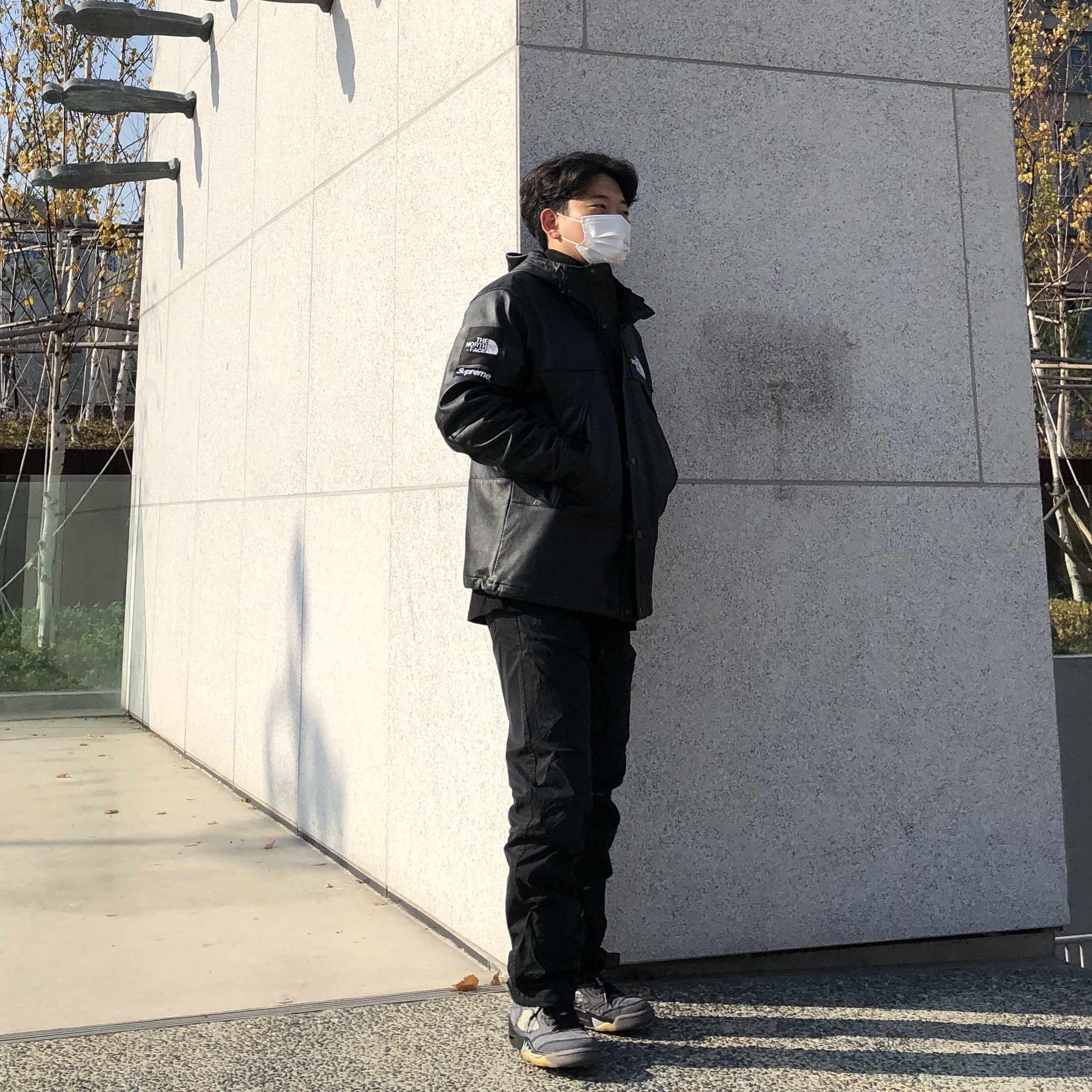 Supreme x The North Face Leather Mountain Parka Black - 18FW, Jordan 5 x Off-White Retro SP Black Muslin 착용 스타일