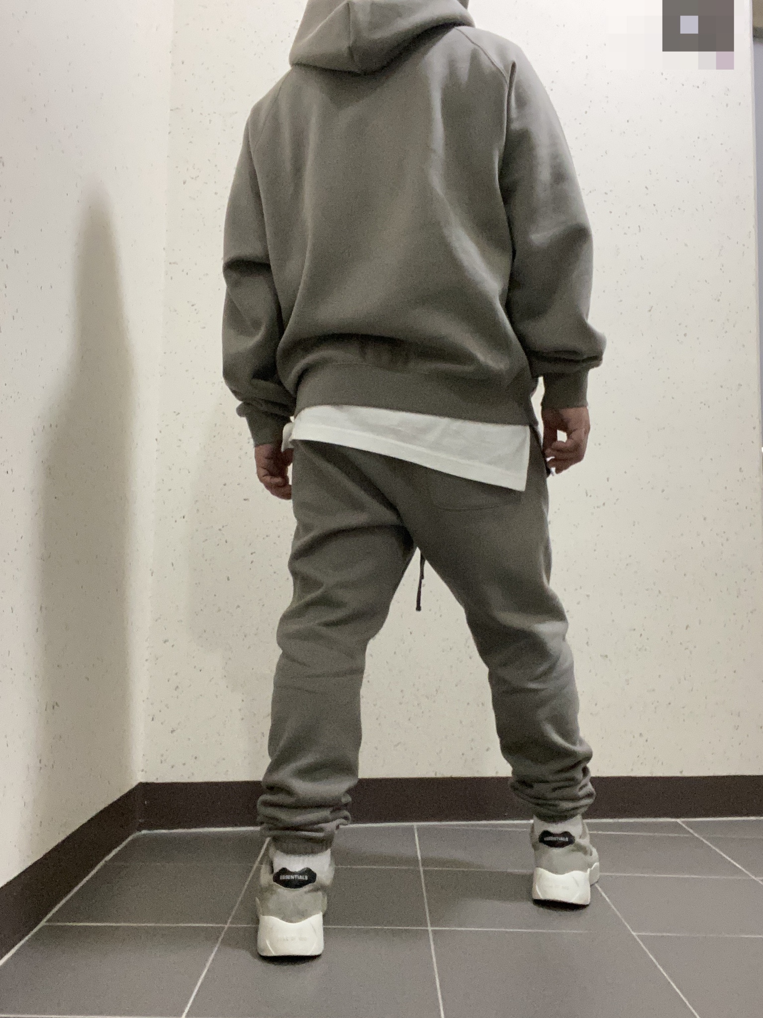 Essentials Sweatpants Cement - 20FW, Essentials 3D Silicon Applique Pullover Hoodie Cement - 20FW 착용 스타일 - 3