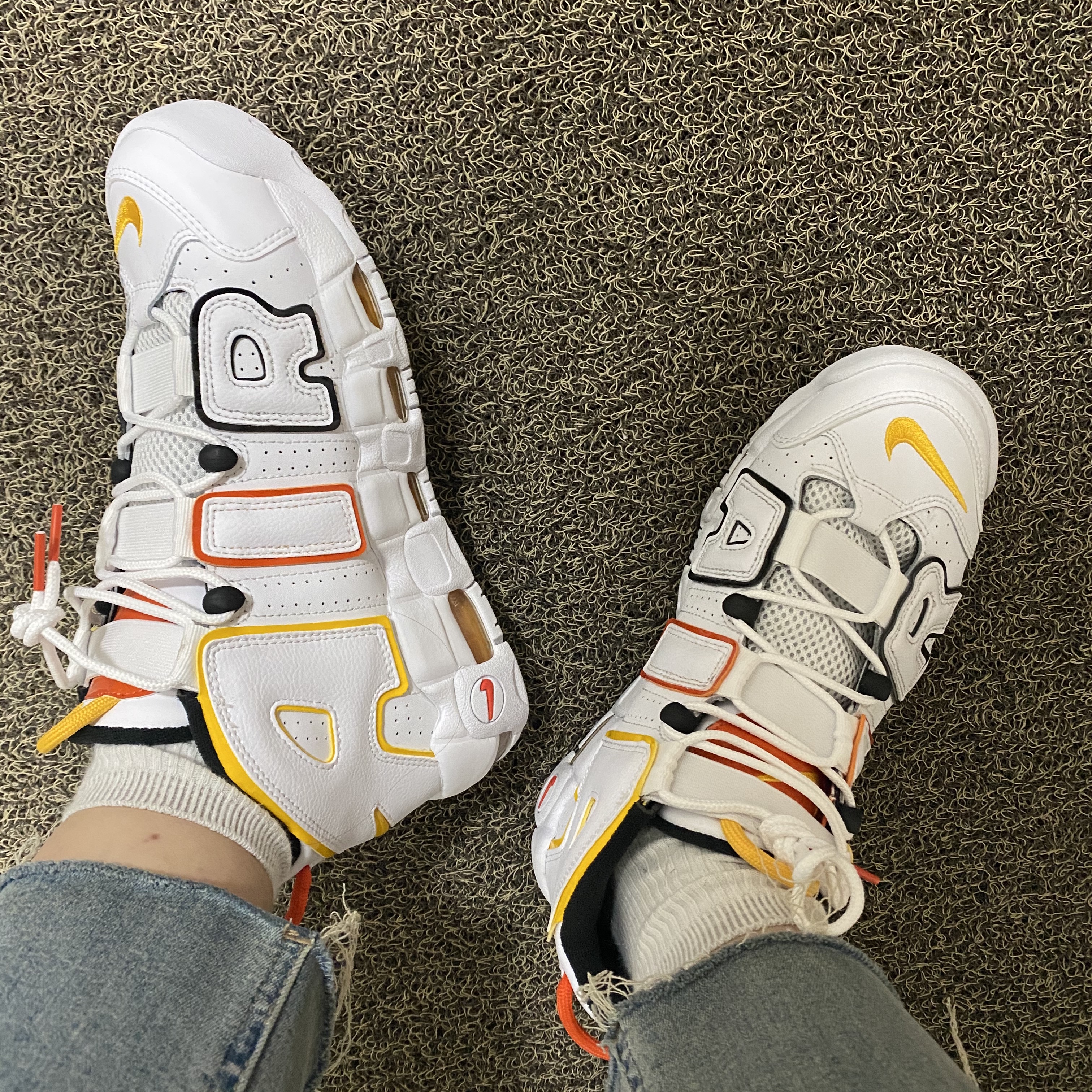 Nike Air More Uptempo Rayguns 착용 스타일