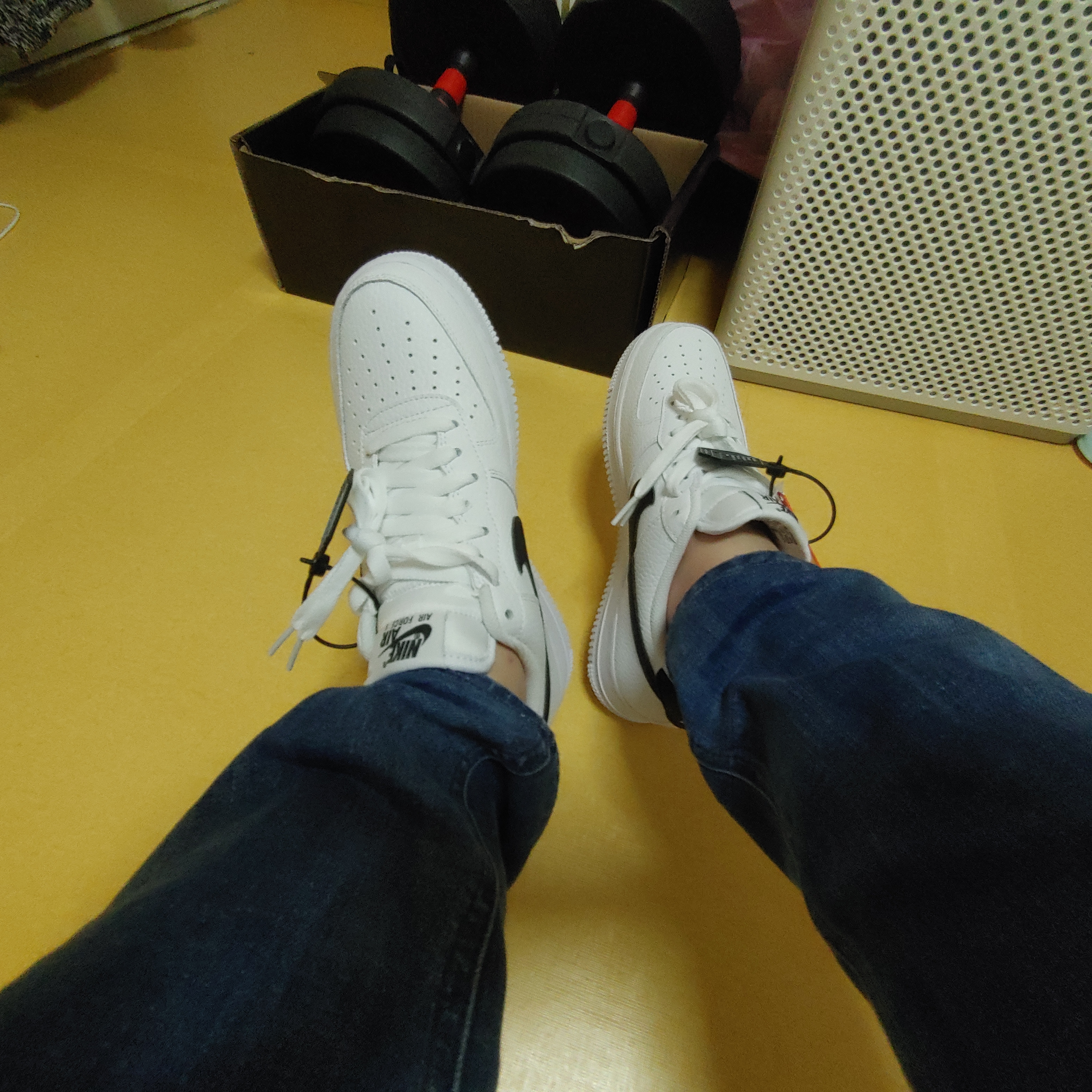 Nike Air Force 1 '07 White Black 착용 스타일 - 2