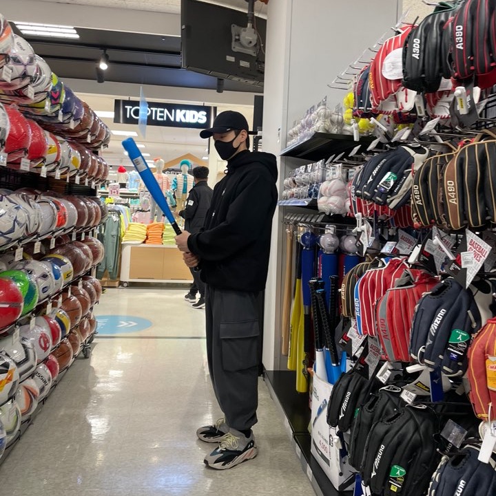 Supreme x Comme des Garcons Shirt Split Box Logo Hooded Sweatshirt Black - 18FW, Adidas Yeezy Boost 700 Wave Runner Solid Grey 2017/2019 착용 스타일