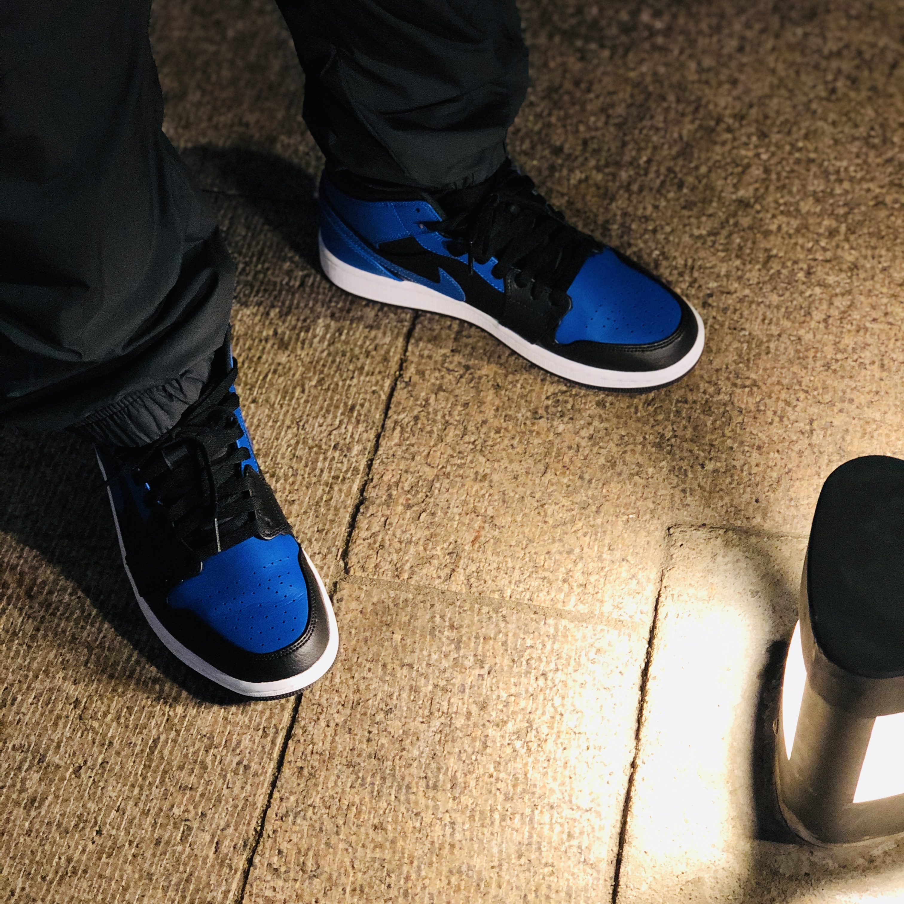 Jordan 1 Mid Black Hyper Royal 착용 스타일