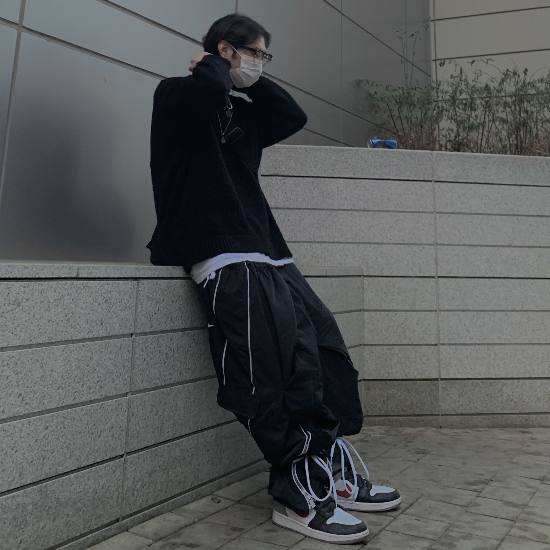 Jordan 1 High FlyEase Black Particle Grey Gym Red 착용 스타일