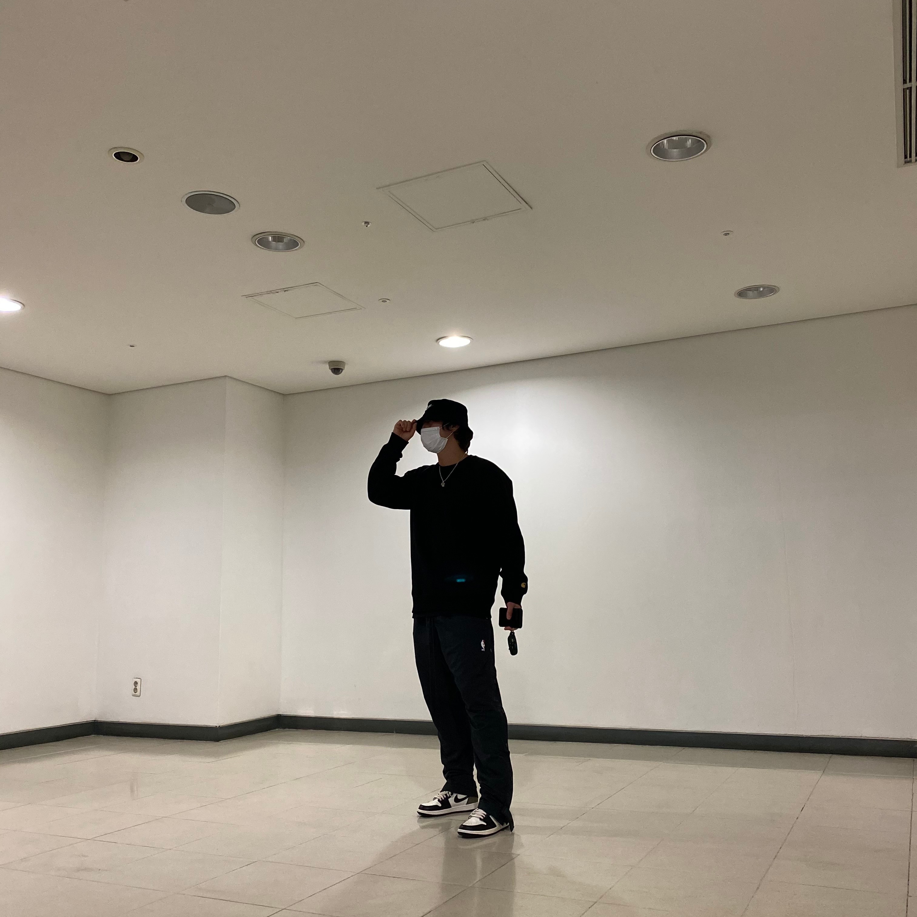 Jordan 1 Retro High OG Black Mocha, Nike x Fear of God Warm Up Pants Off Noir 착용 스타일 - 1