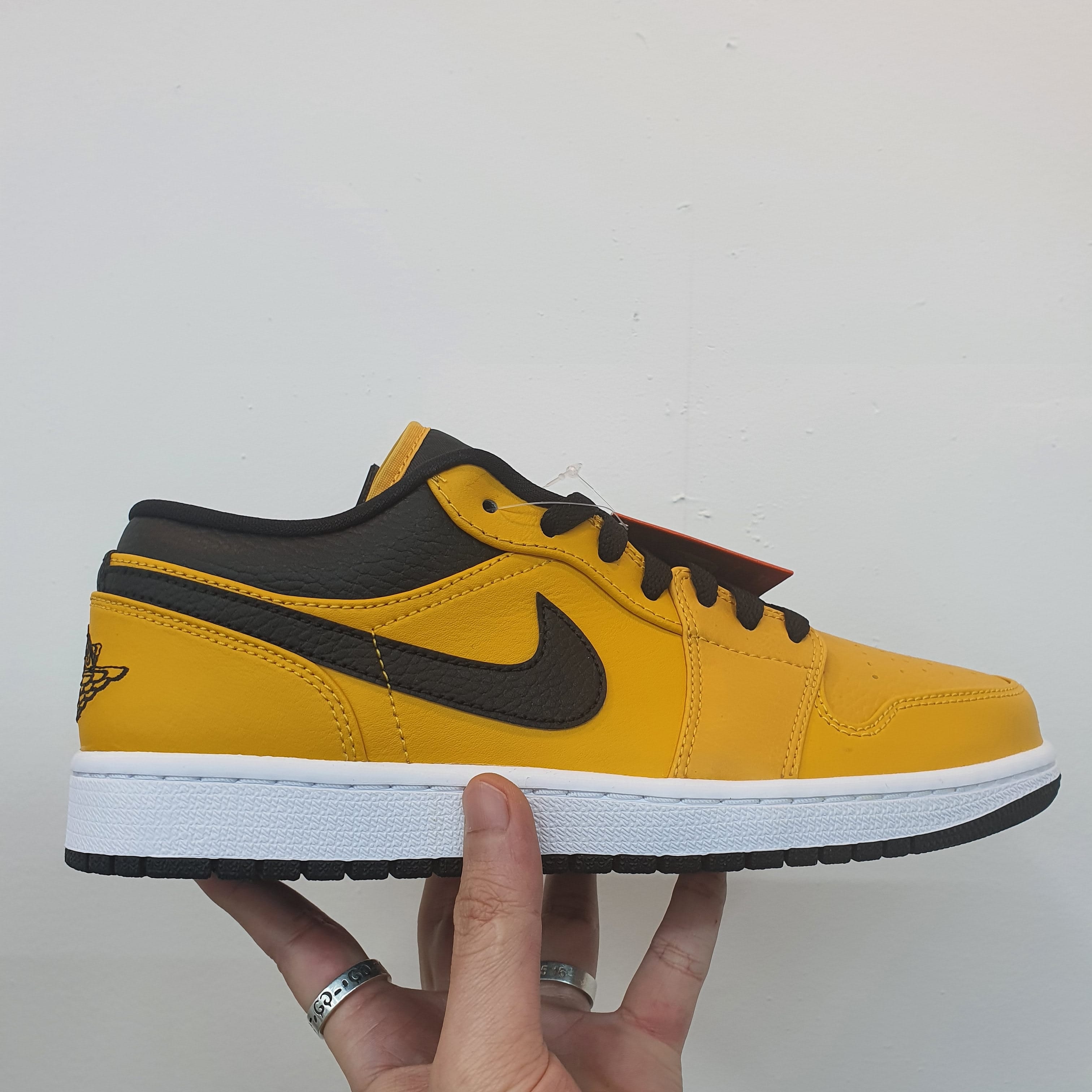Jordan 1 Low University Gold Black 착용 스타일