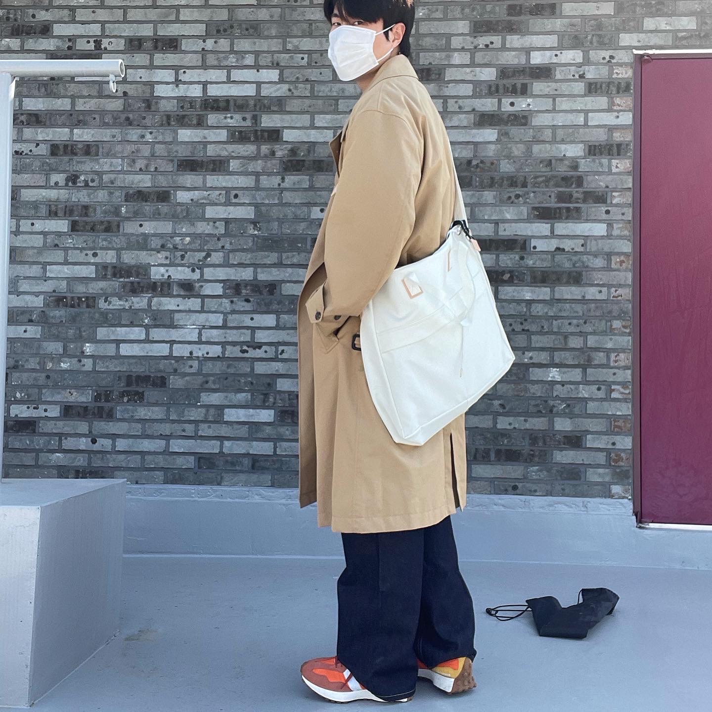 New Balance 327 Orange 착용 스타일 - 2