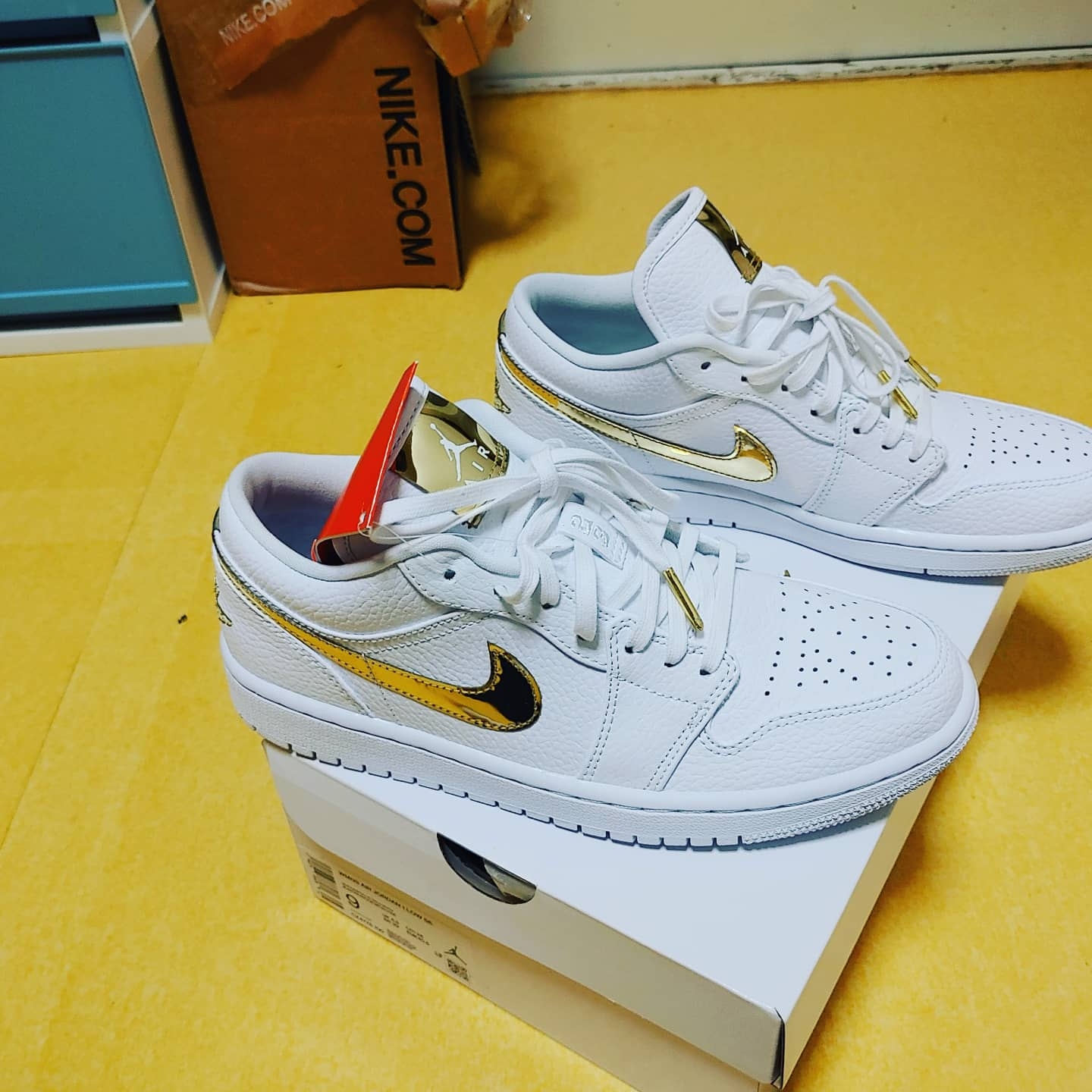 (W) Jordan 1 Low SE White Metallic Gold 착용 스타일 - 2