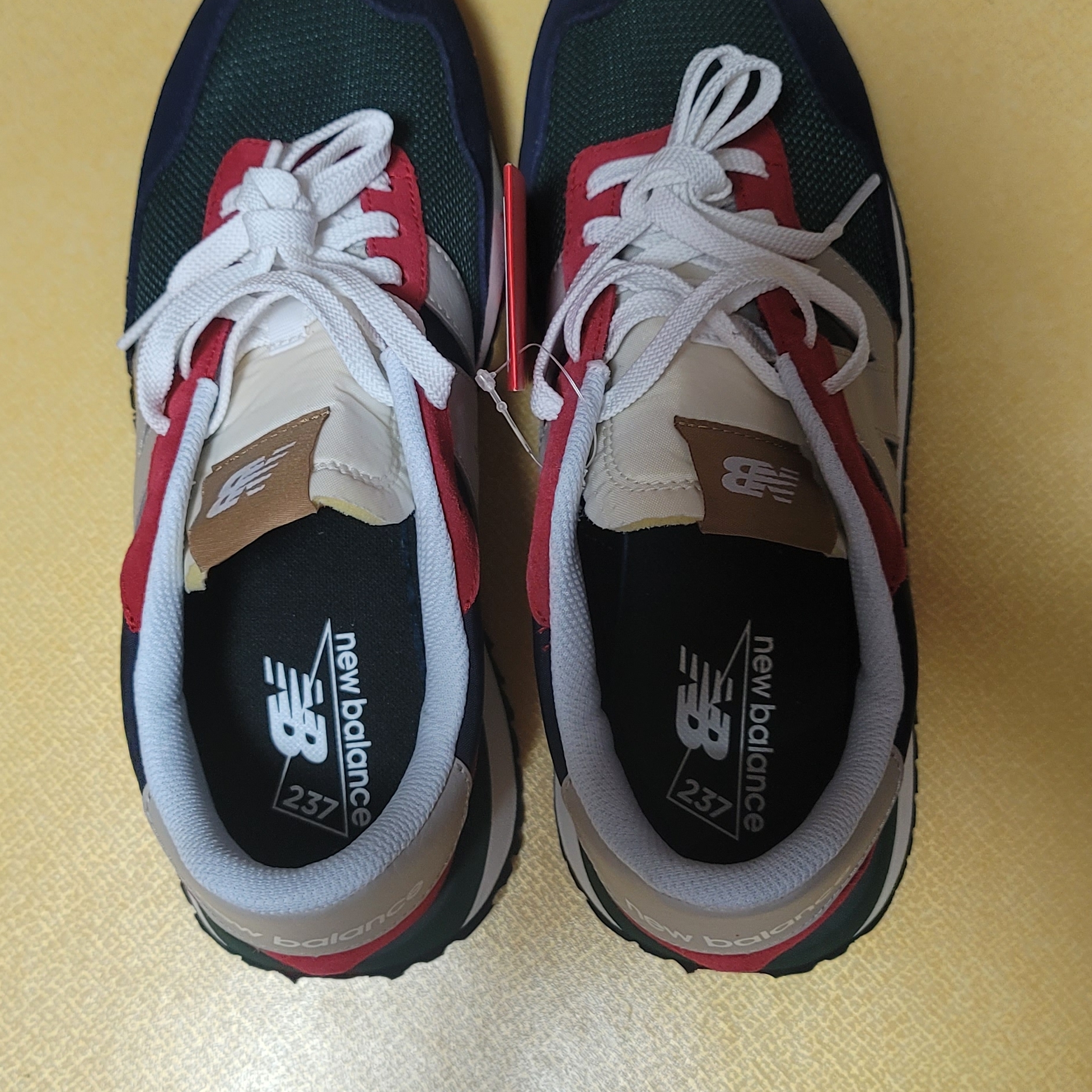 New Balance 237 Team Red 착용 스타일 - 5