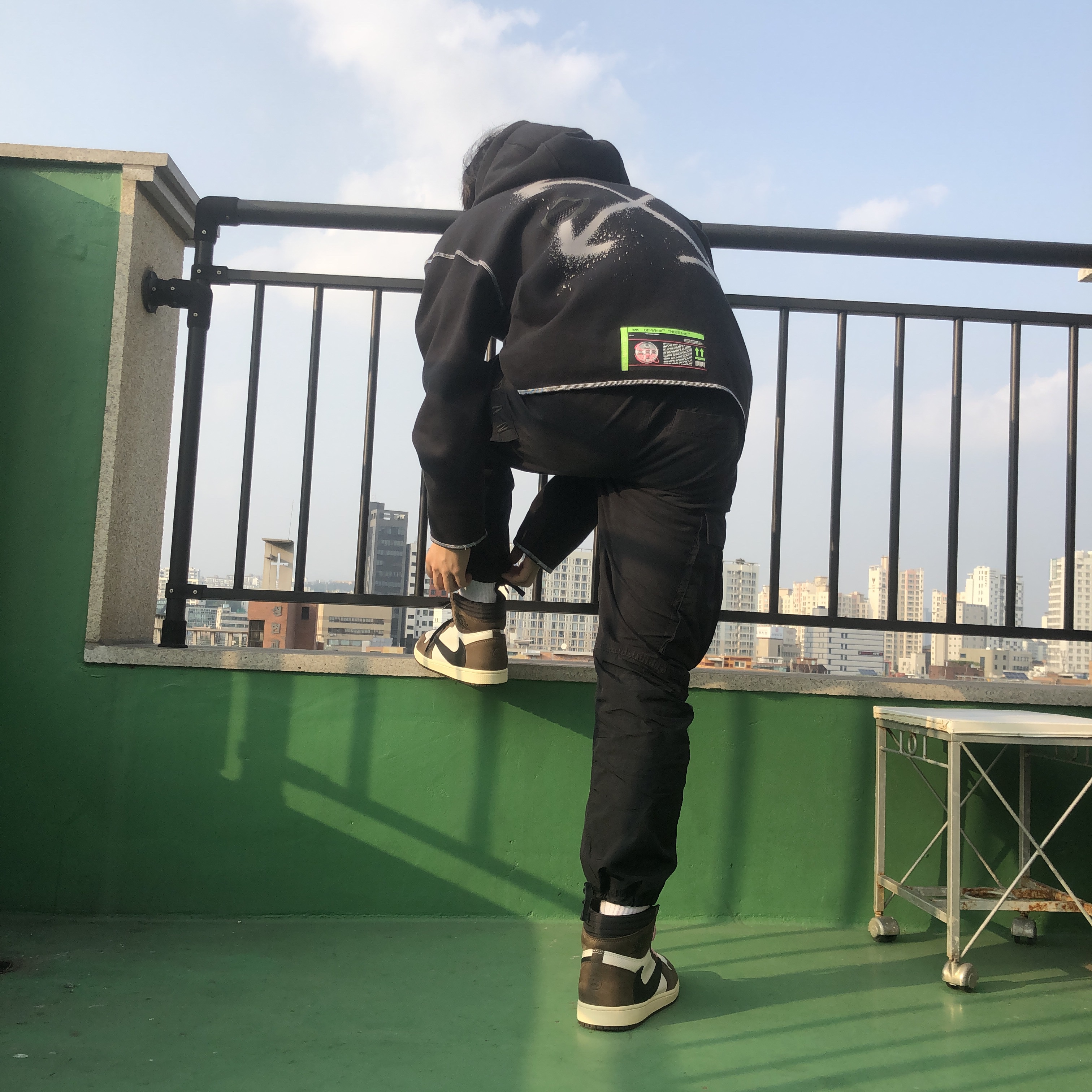 Jordan 1 x Travis Scott Retro High OG SP Mocha, Nike x Off-White NRG RU Hoodie 착용 스타일