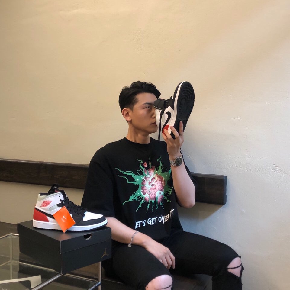 Jordan 1 Mid SE Track Red 착용 스타일