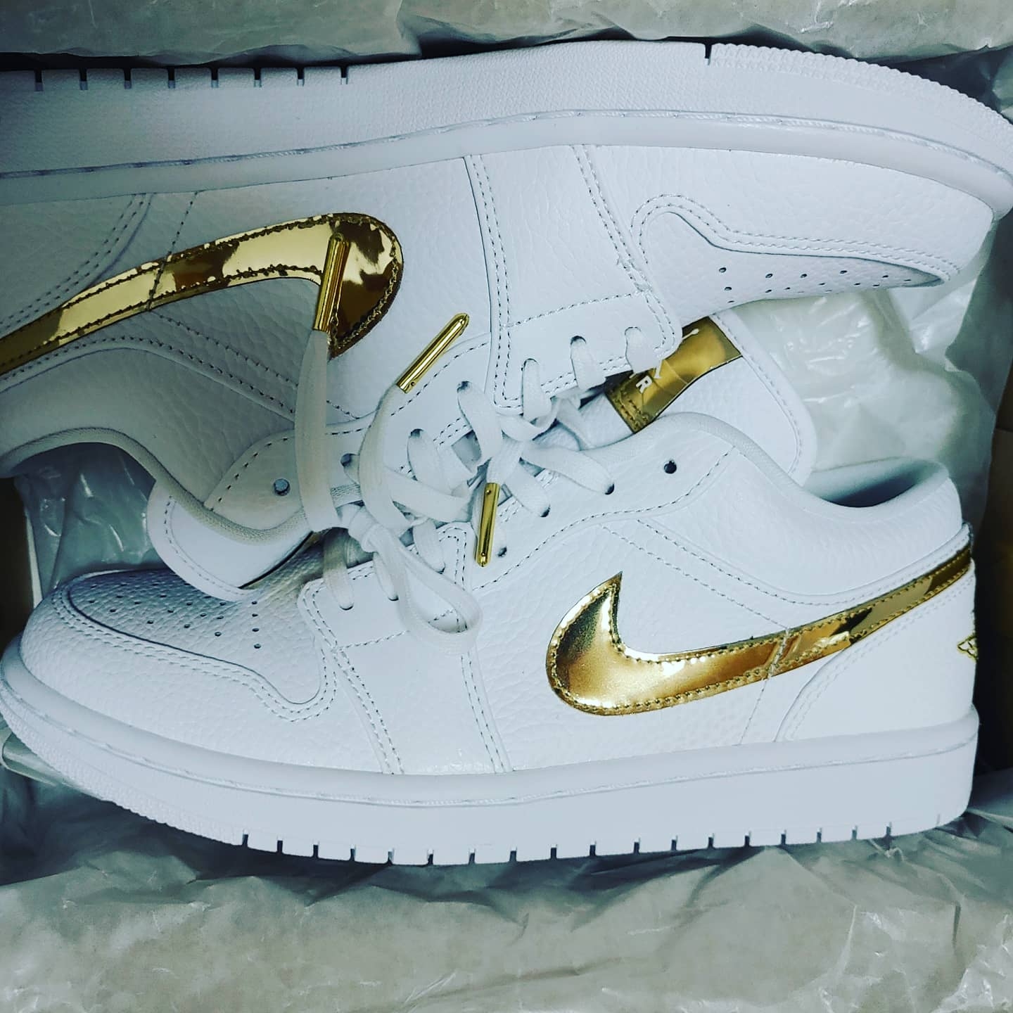 (W) Jordan 1 Low SE White Metallic Gold 착용 스타일 - 1