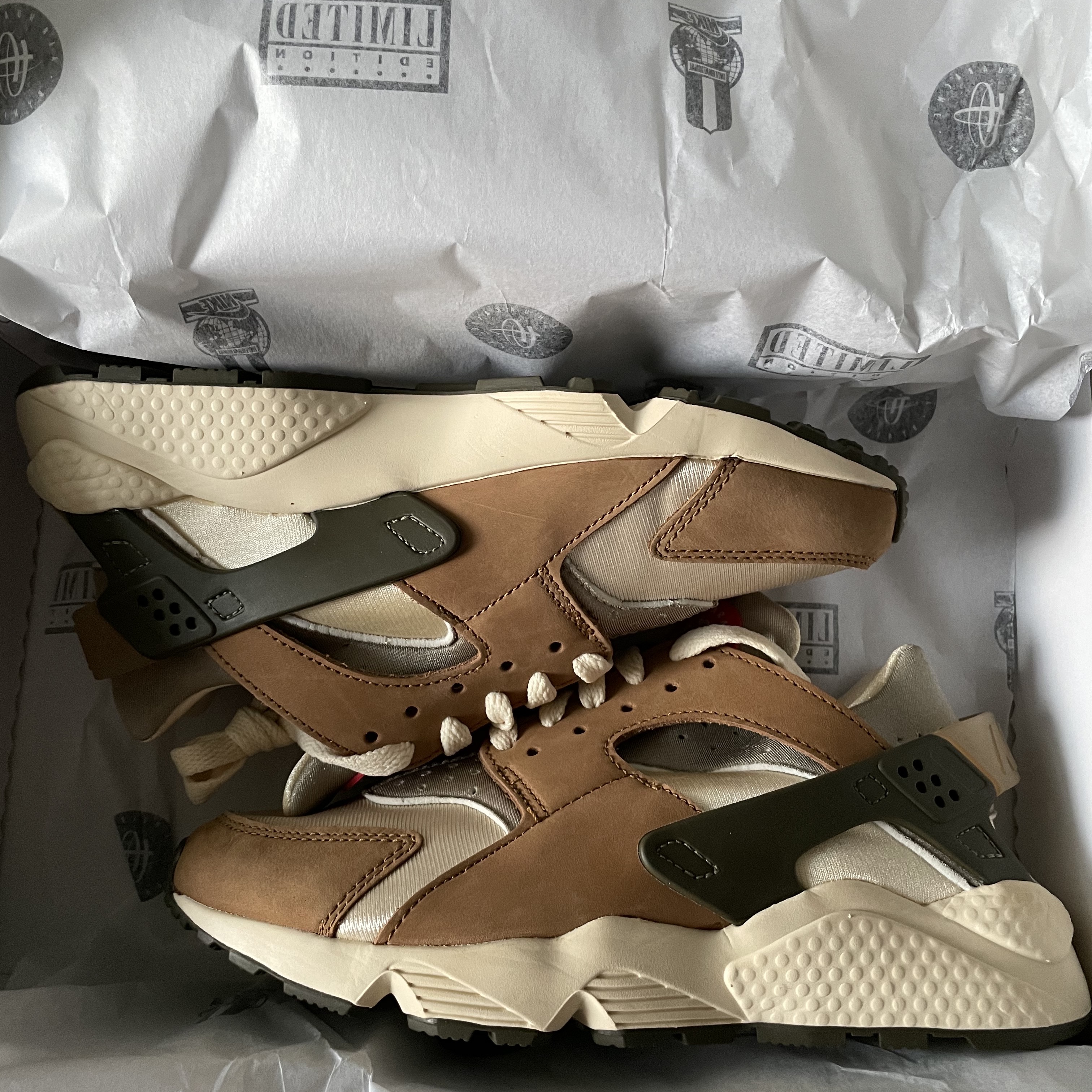 Nike x Stussy Air Huarache LE Desert Oak 착용 스타일 - 2
