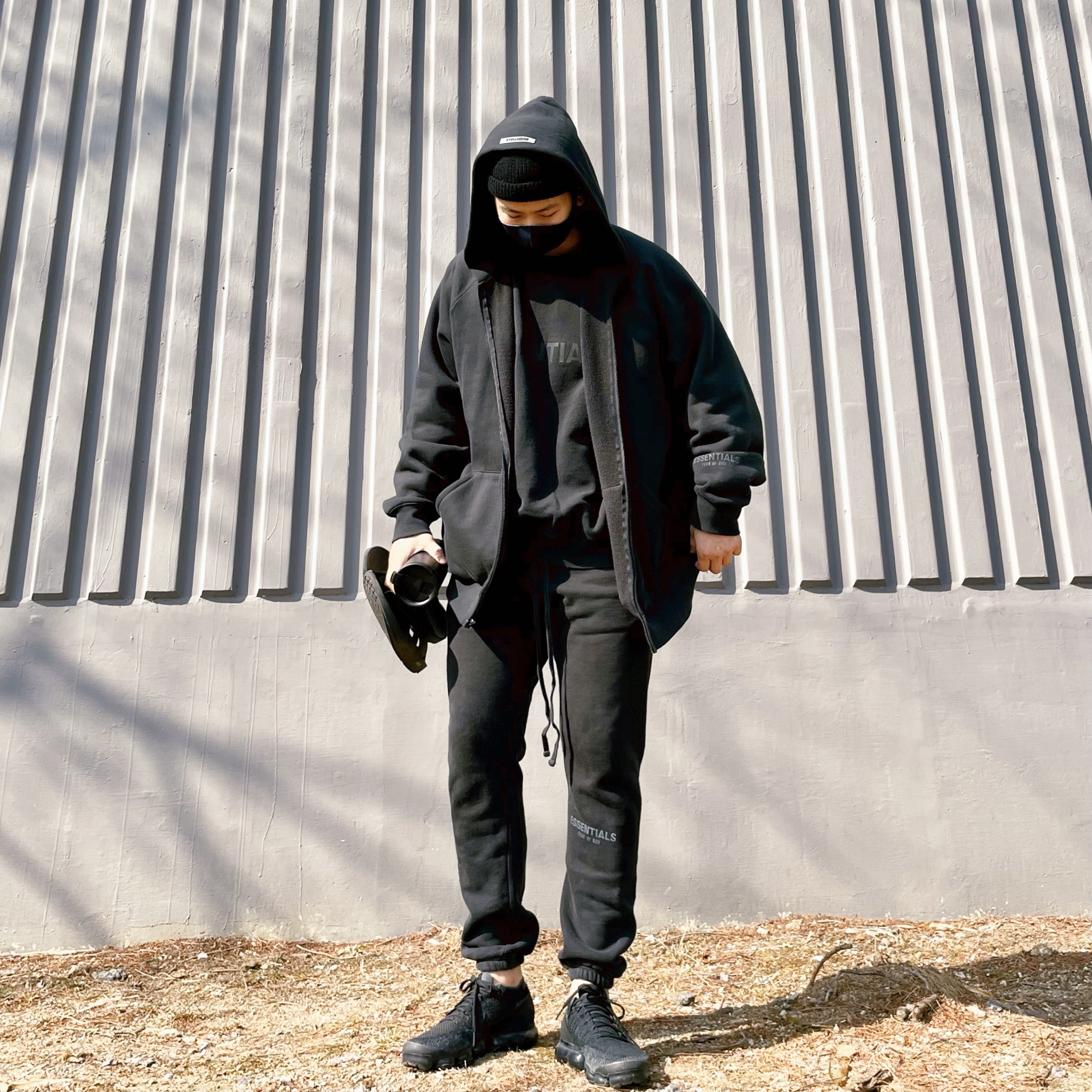 Essentials 3D Silicon Applique Crewneck Dark Slate/Black 2020, Essentials Sweatpants Dark Slate/Black 2020 착용 스타일