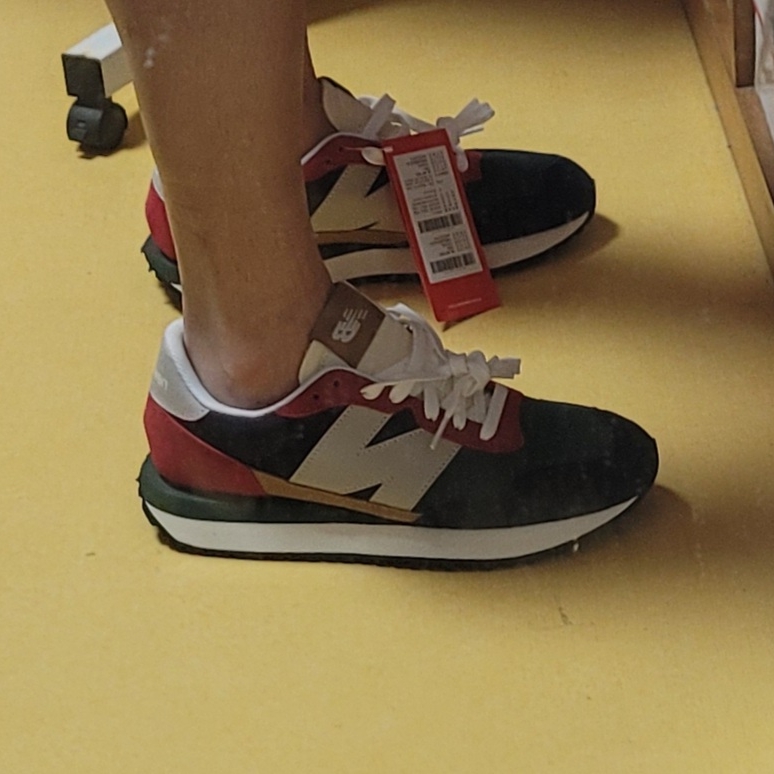 New Balance 237 Team Red 착용 스타일 - 1