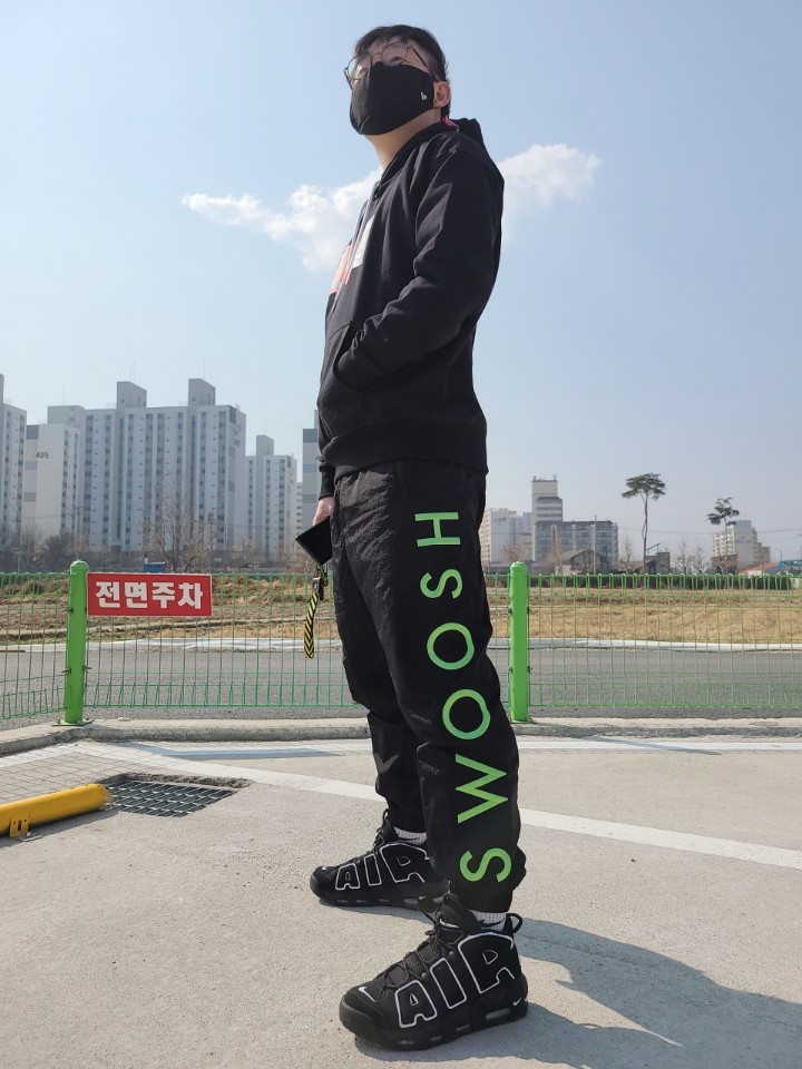 Nike Air More Uptempo Black White 2020 착용 스타일