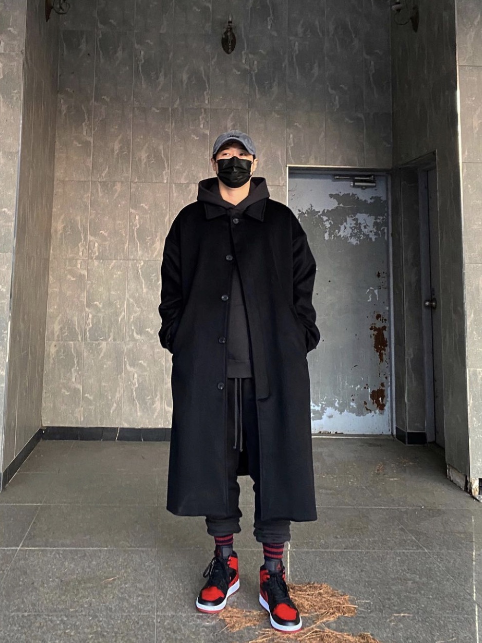 Jordan 1 Mid Bred Banned 2020, Essentials Sweatpants Dark Slate/Black 2020 착용 스타일 - 2