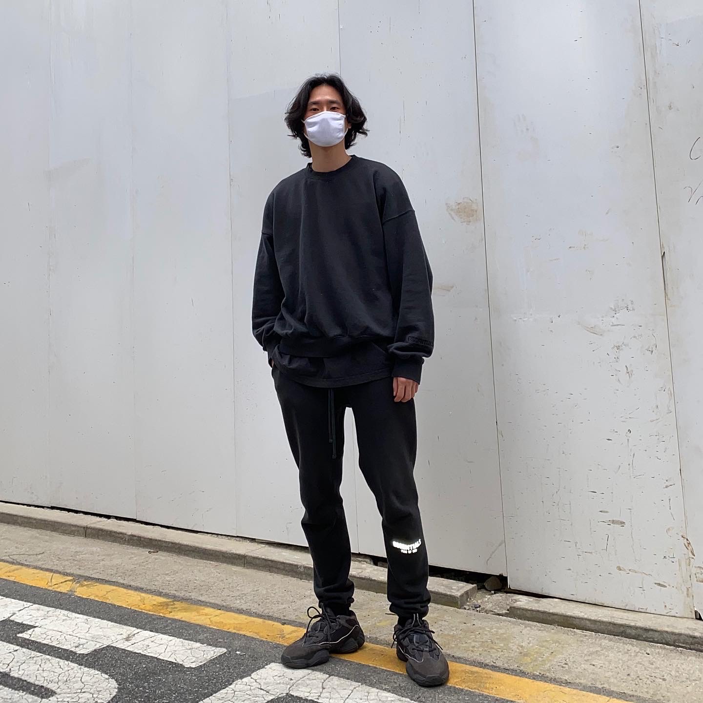 Adidas Yeezy 500 Utility Black 2018/2020, Essentials Sweatpants Dark Slate/Black 2020 착용 스타일 - 1