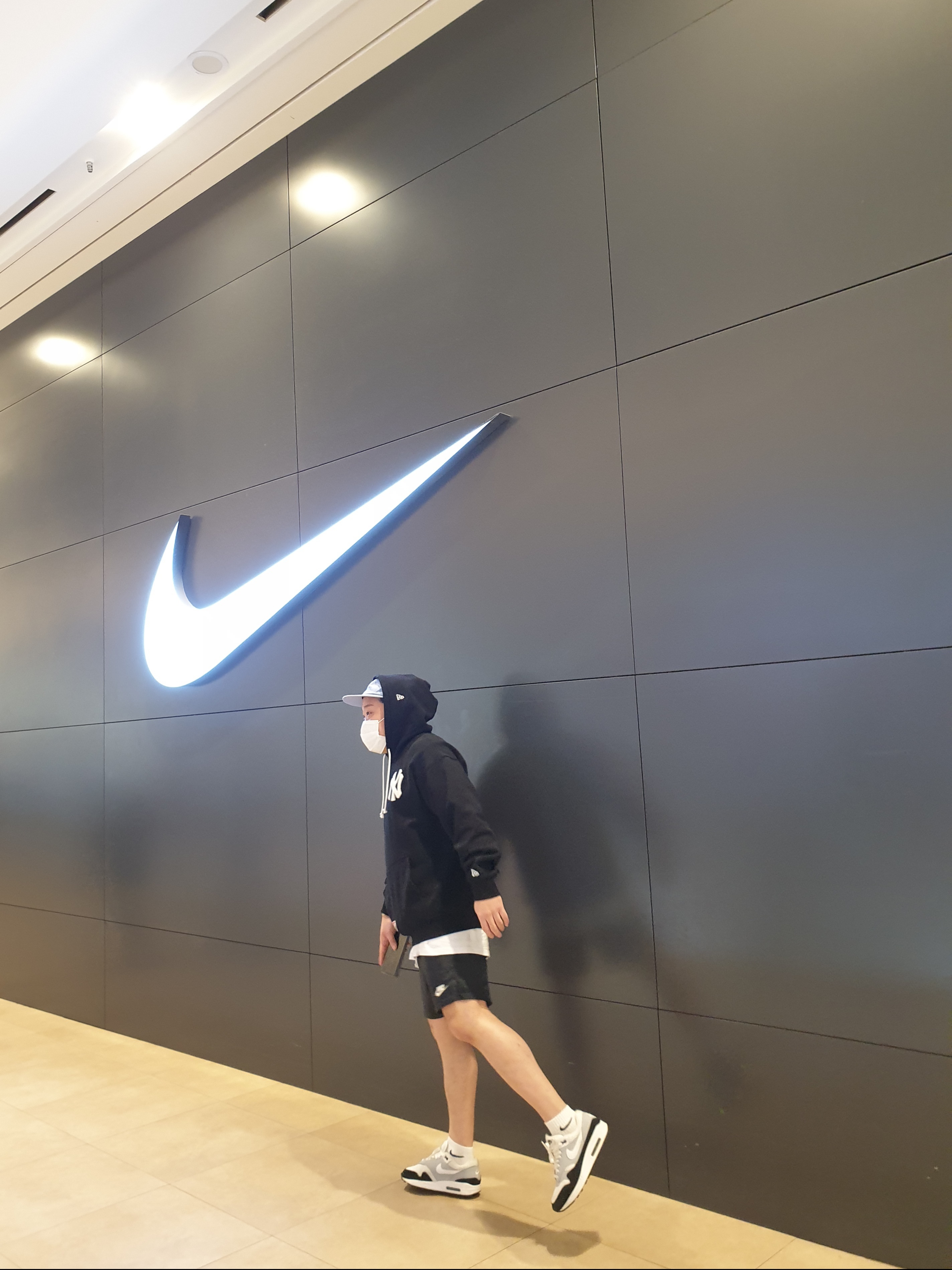 Nike Air Max 1 Wolf Grey Black, Nike Air More Uptempo Black White 2020 착용 스타일 - 1