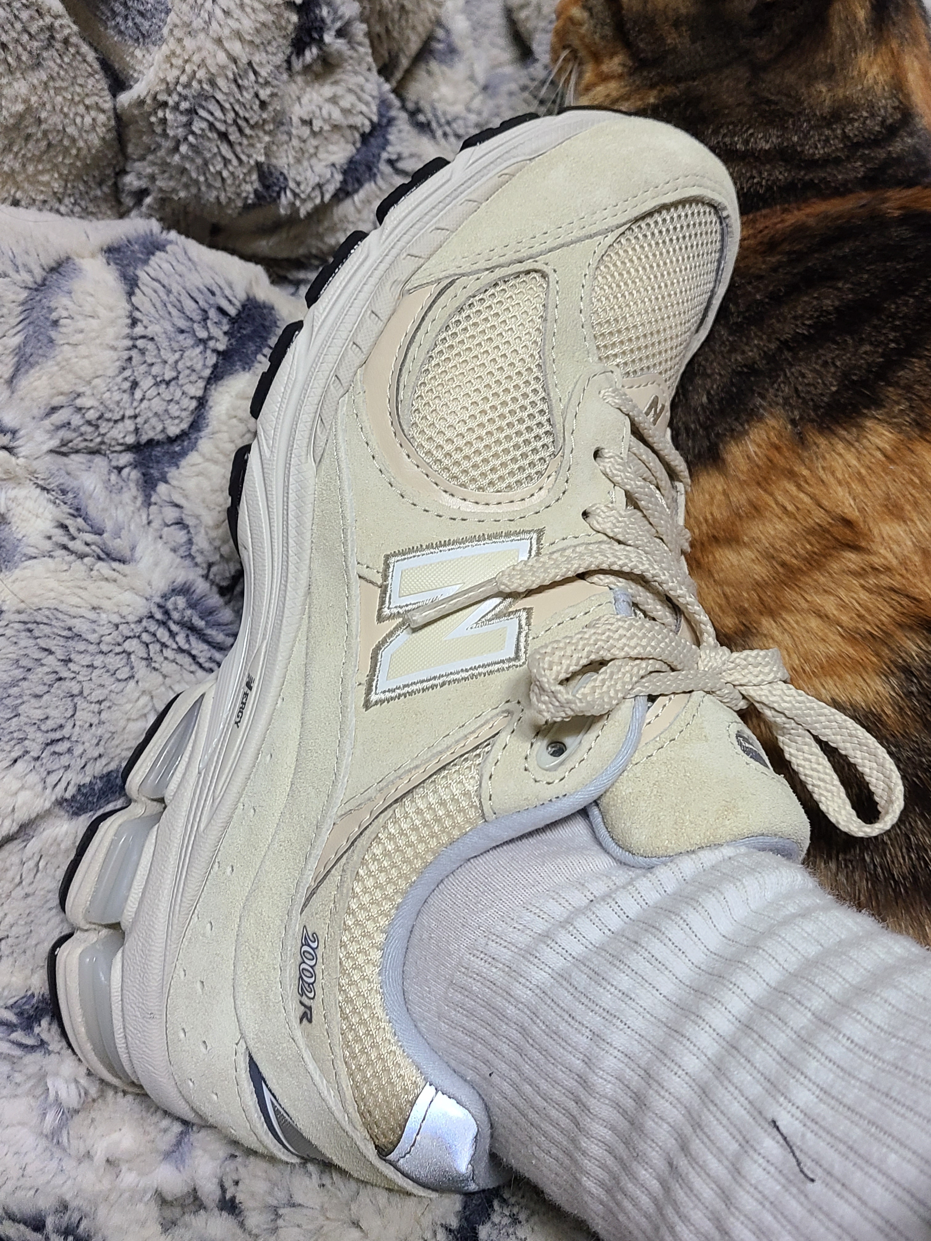 New Balance 2002R Beige Bone 착용 스타일