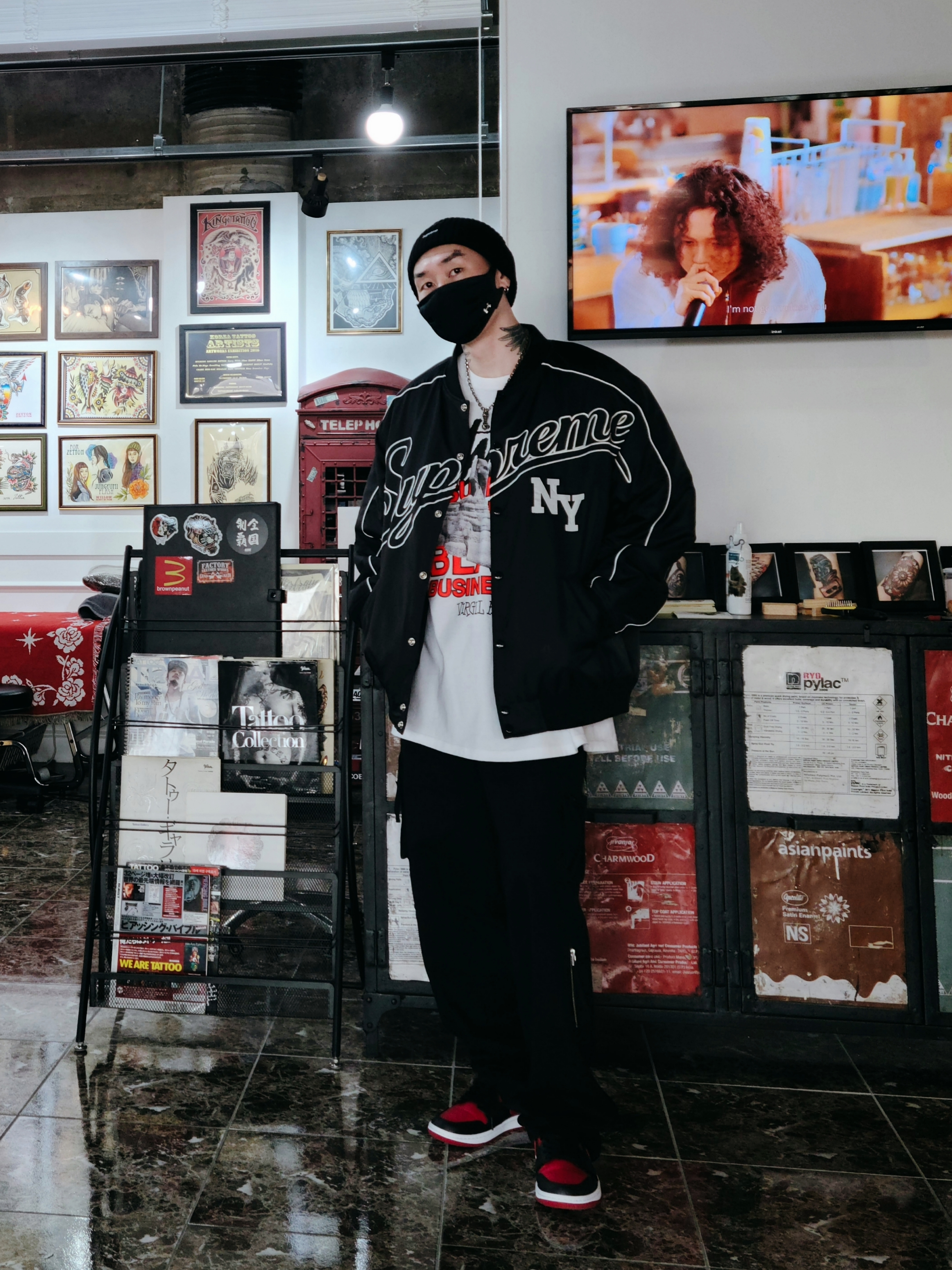 Stussy x Off-White 40 WT T-Shirt, Supreme Loose Gauge Beanie Black 착용 스타일