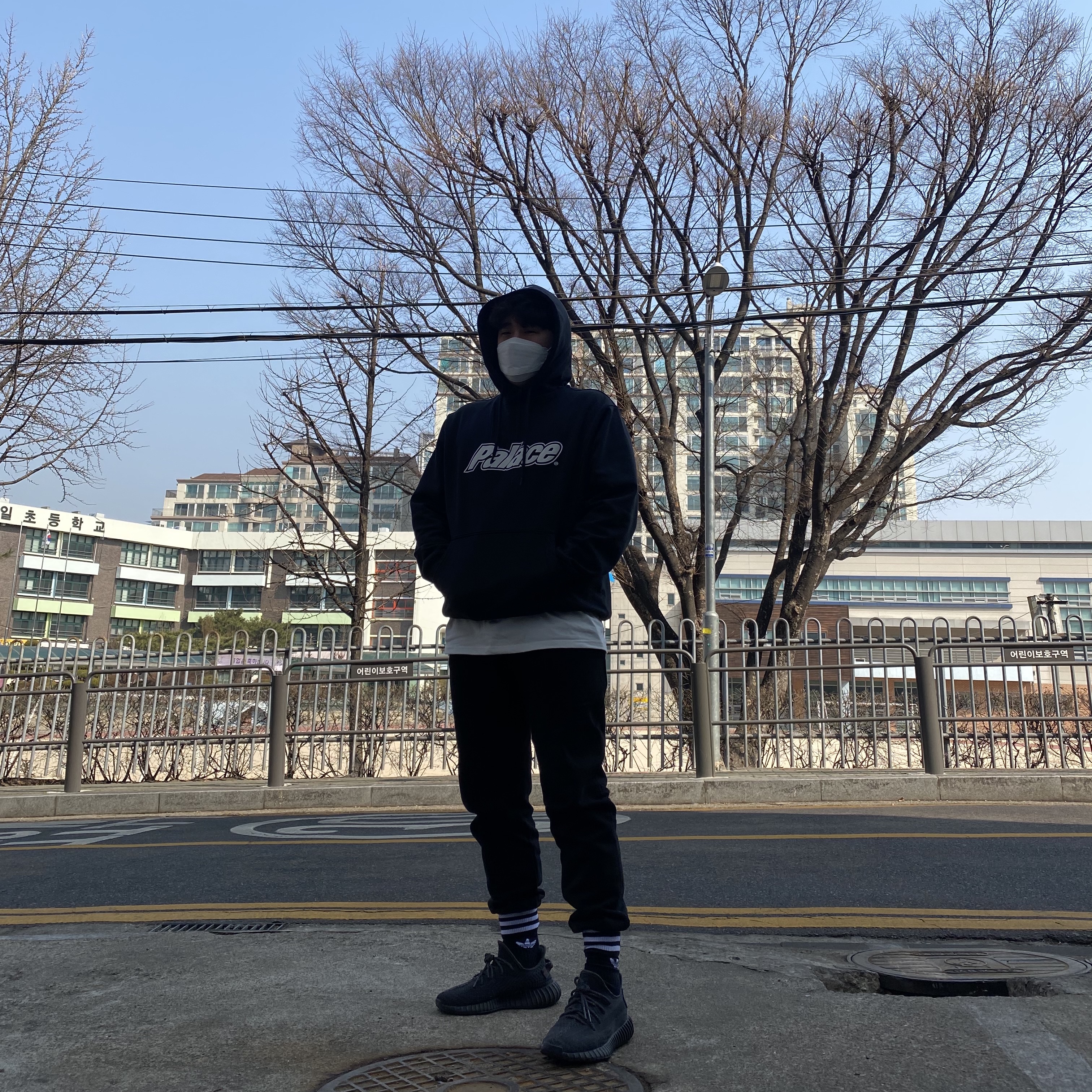 Adidas Yeezy Boost 350 V2 Black - Non-Reflective 착용 스타일