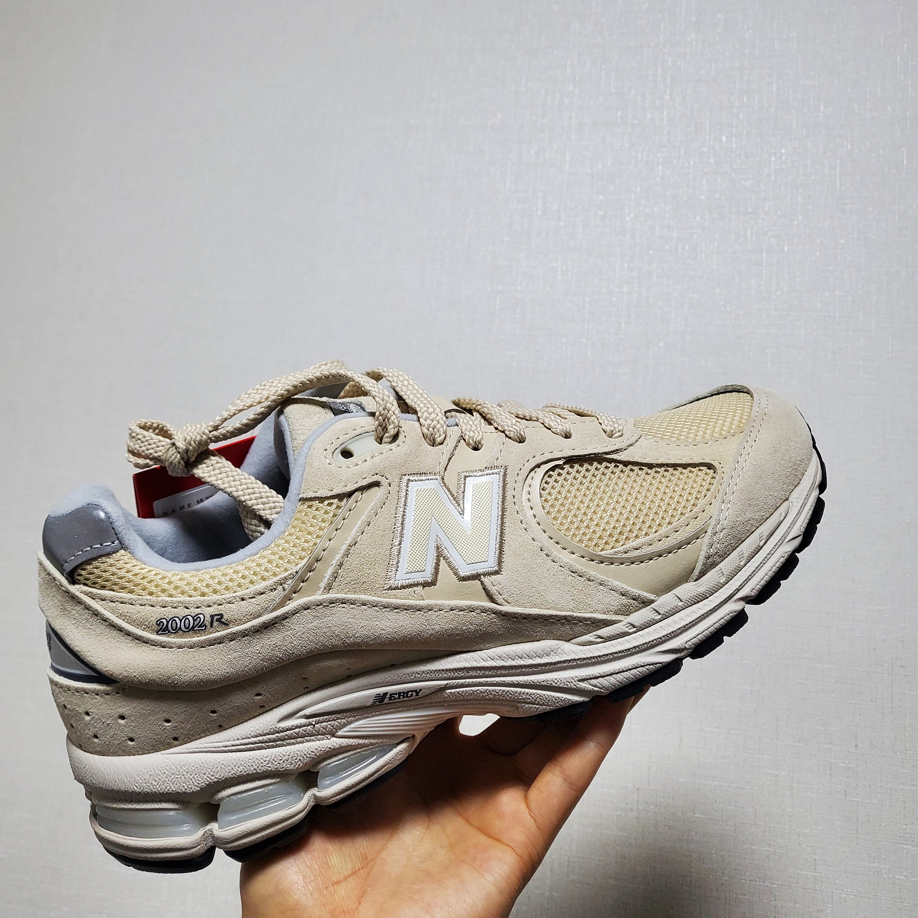 New Balance 2002R Beige Bone 착용 스타일
