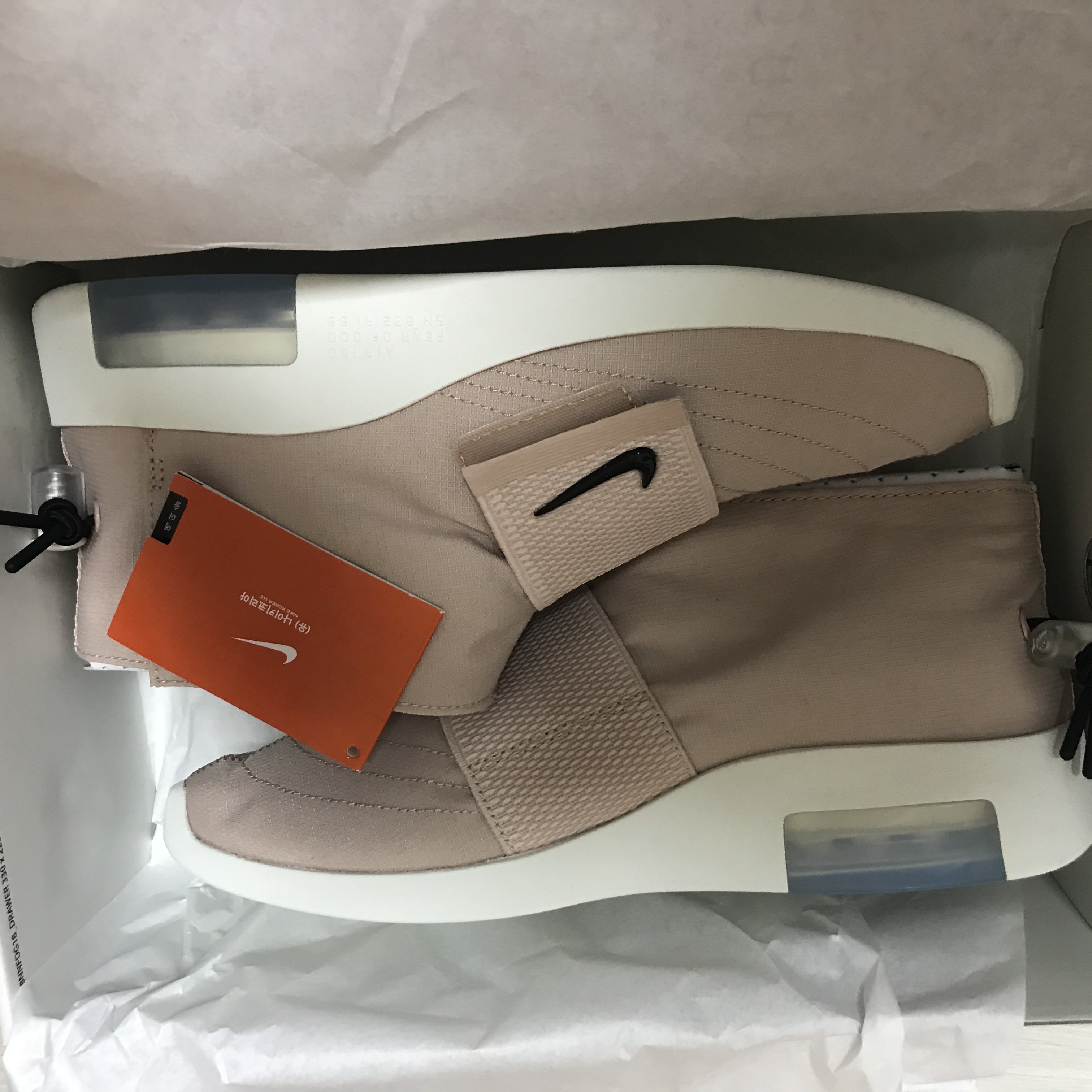 Nike x Fear of God Air Fear of God Moccasin Particle Beige 착용 스타일