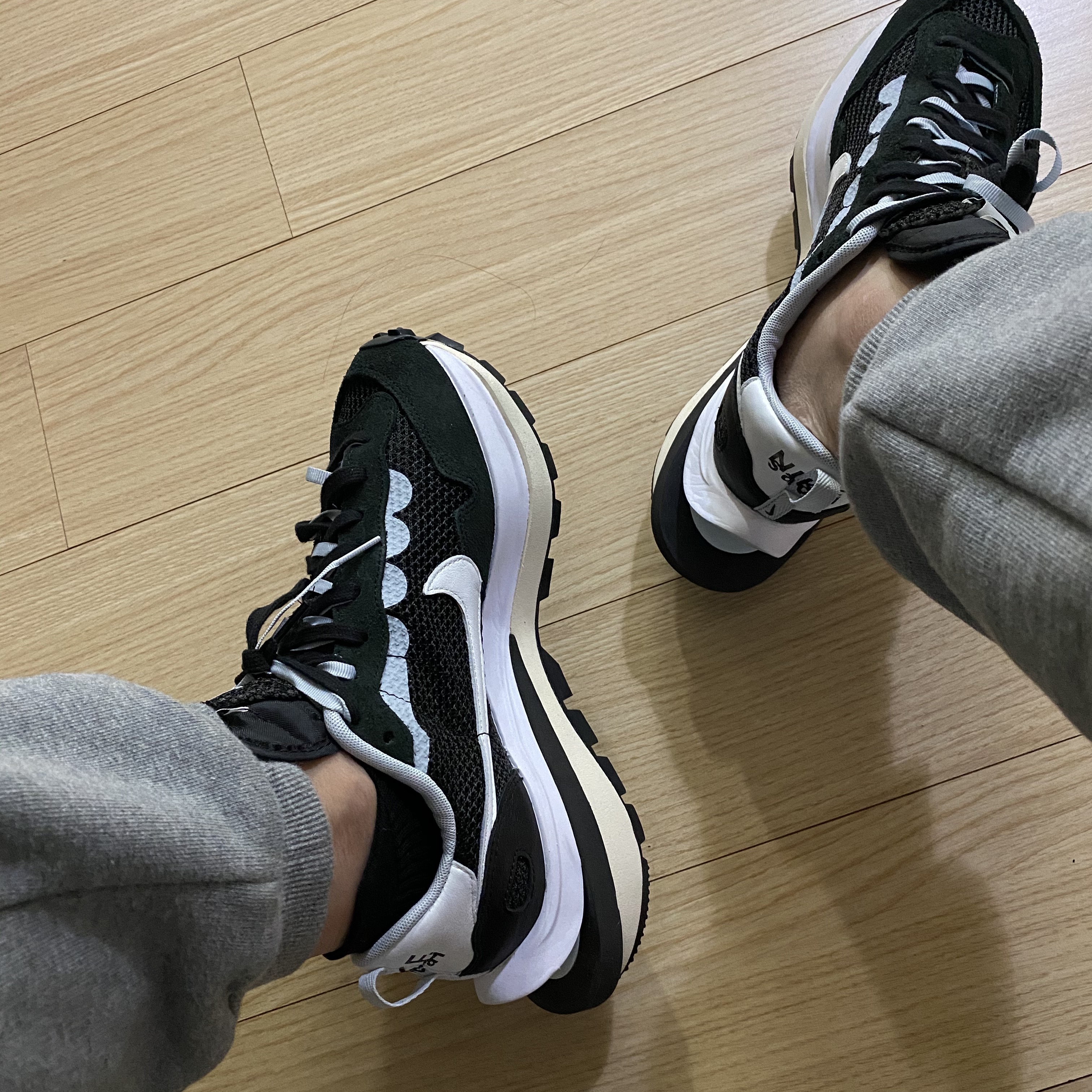 Nike x Sacai VaporWaffle Black White 착용 스타일 - 2